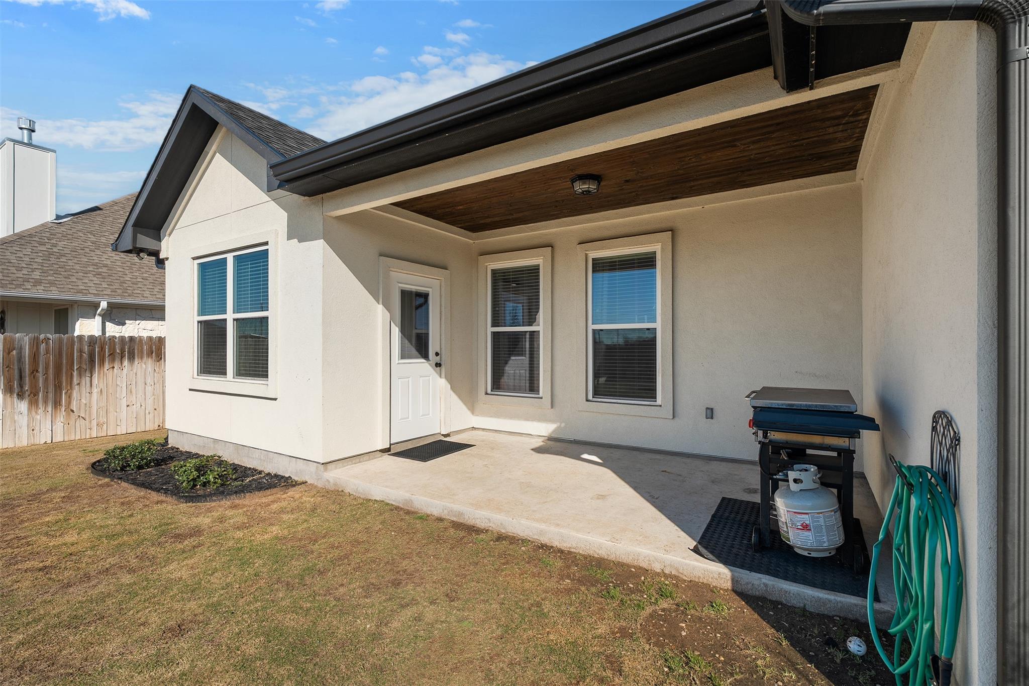 103 Les Ln, Smithville, TX 78957