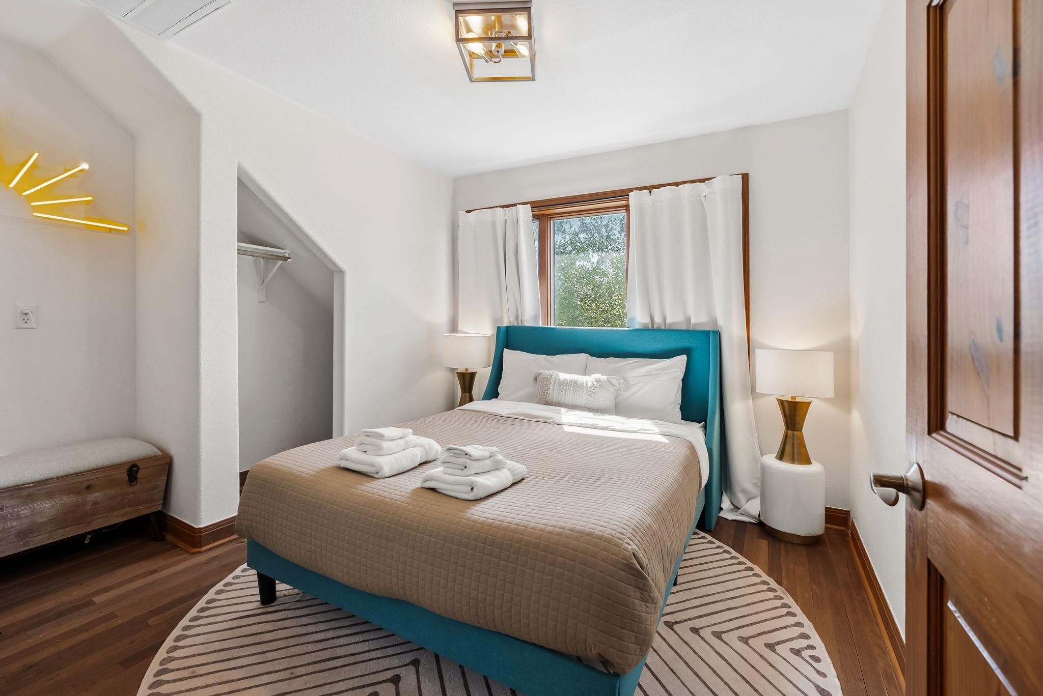 10512 Lake Park Dr, Dripping Springs, TX 78620