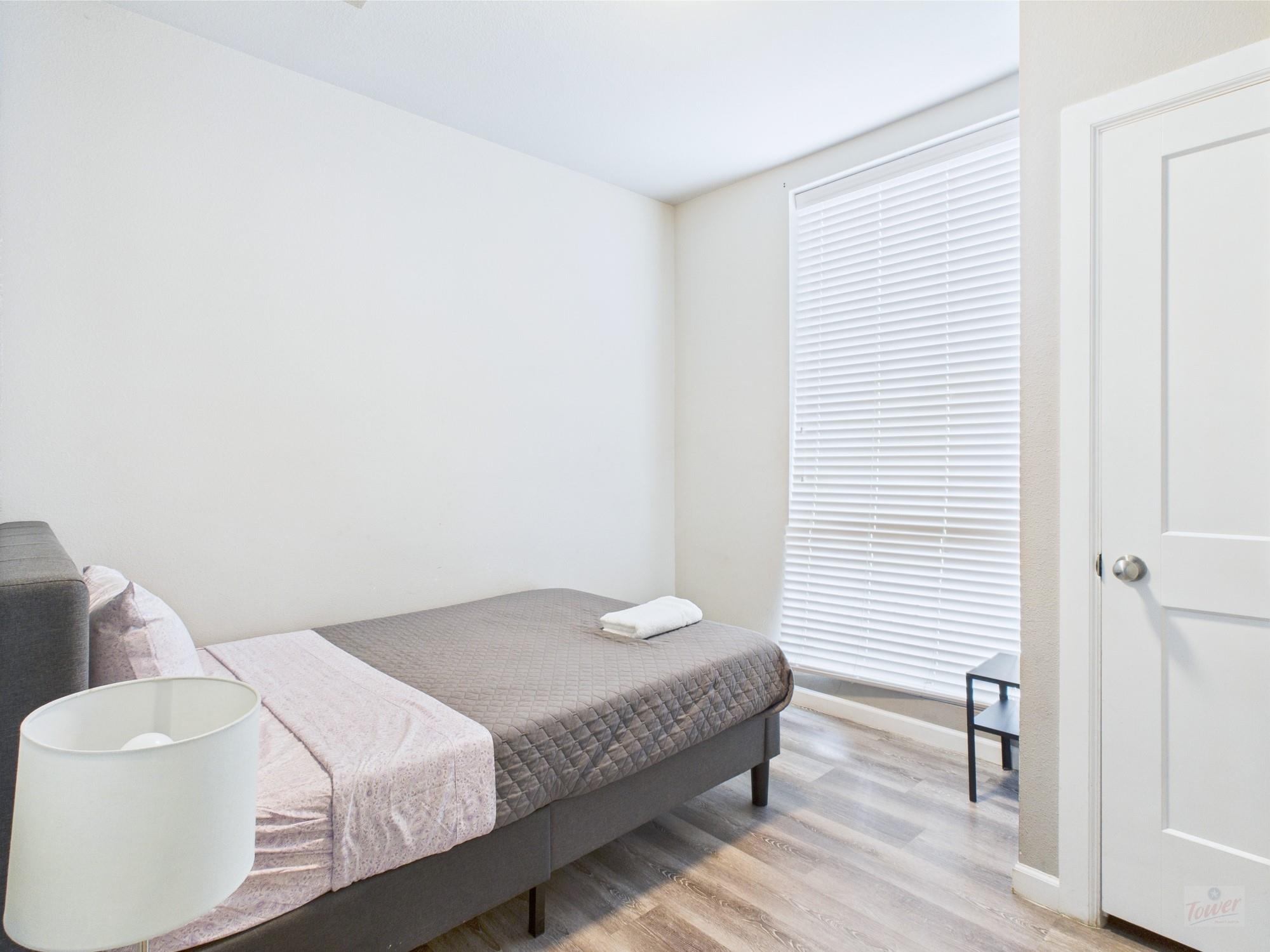 911 W 22nd St # 402, Austin, TX 78705