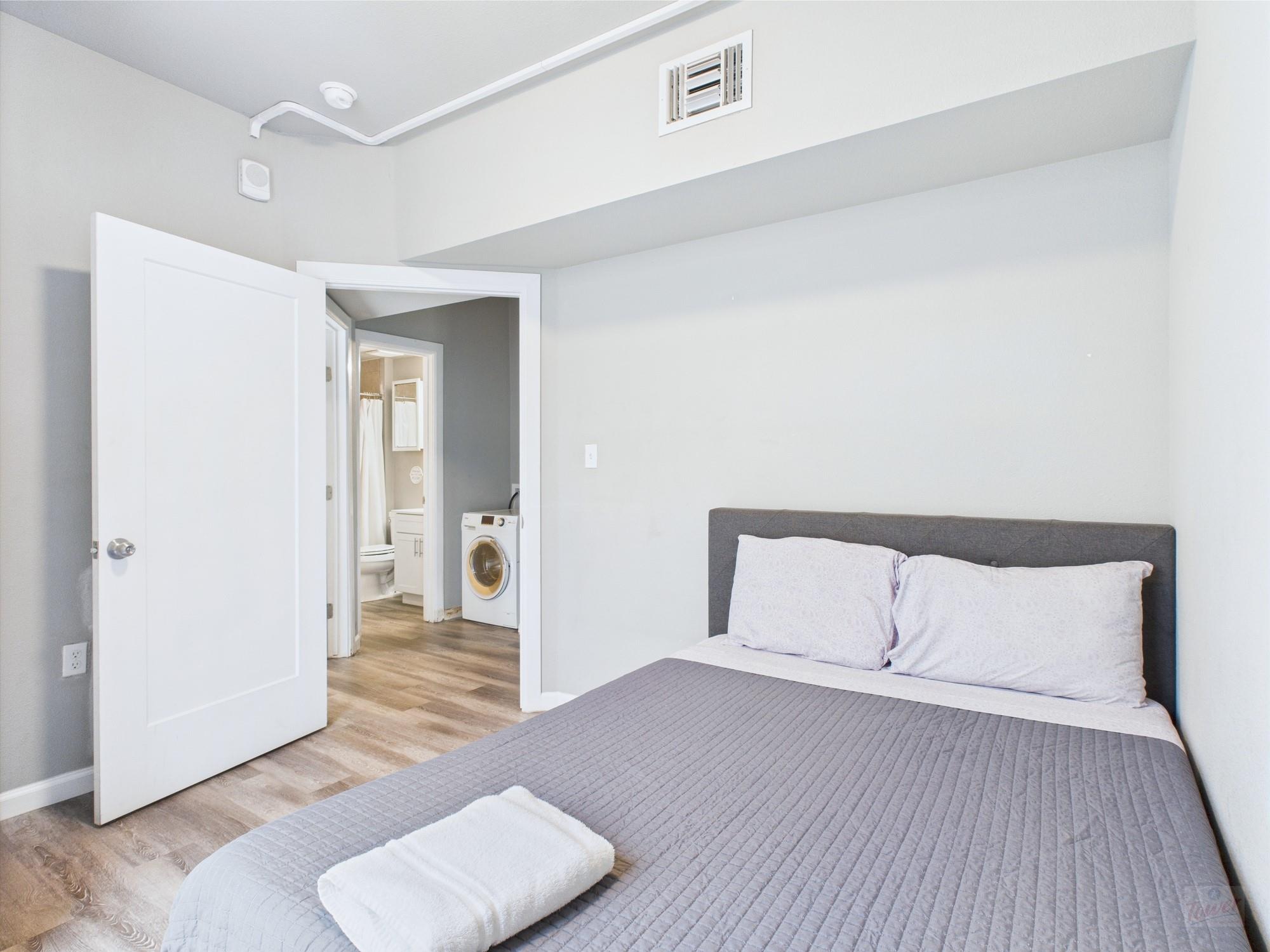 911 W 22nd St # 402, Austin, TX 78705