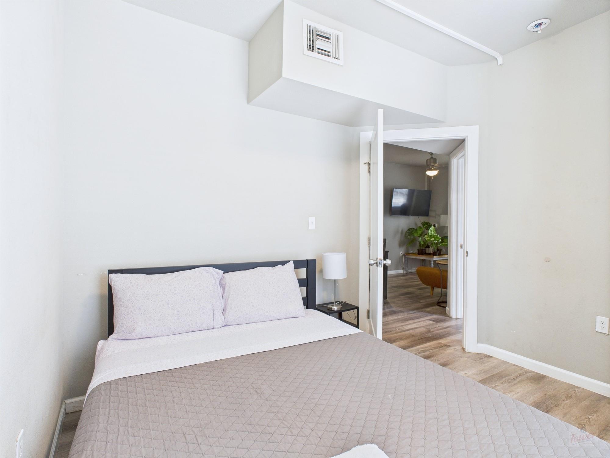 911 W 22nd St # 402, Austin, TX 78705