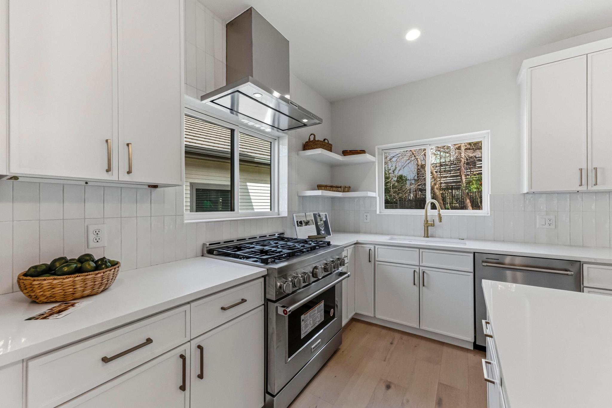 13 Autumn Oaks Dr, Lakeway, TX 78738