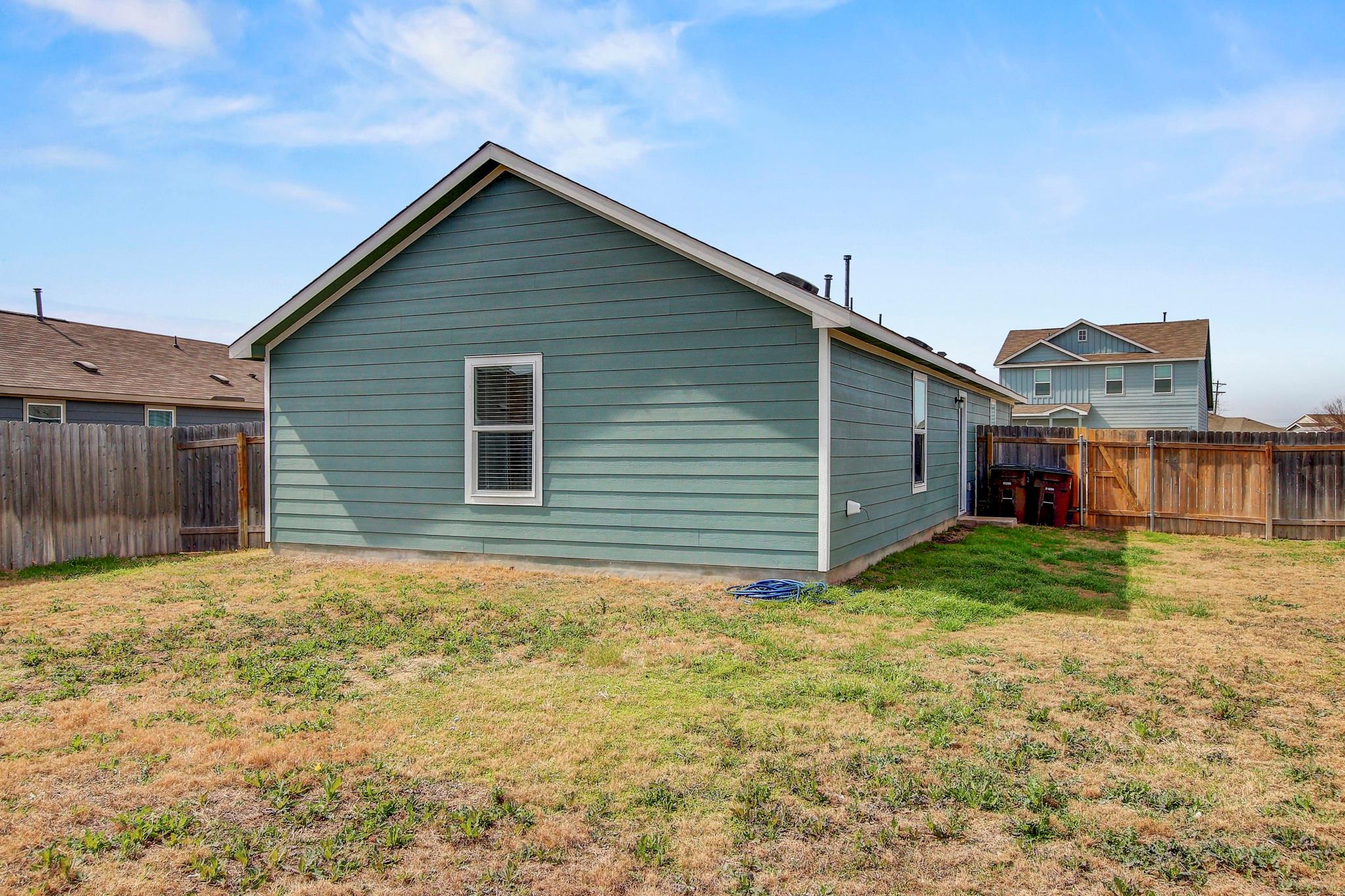 420 Halfmoon Dr, Lockhart, TX 78644