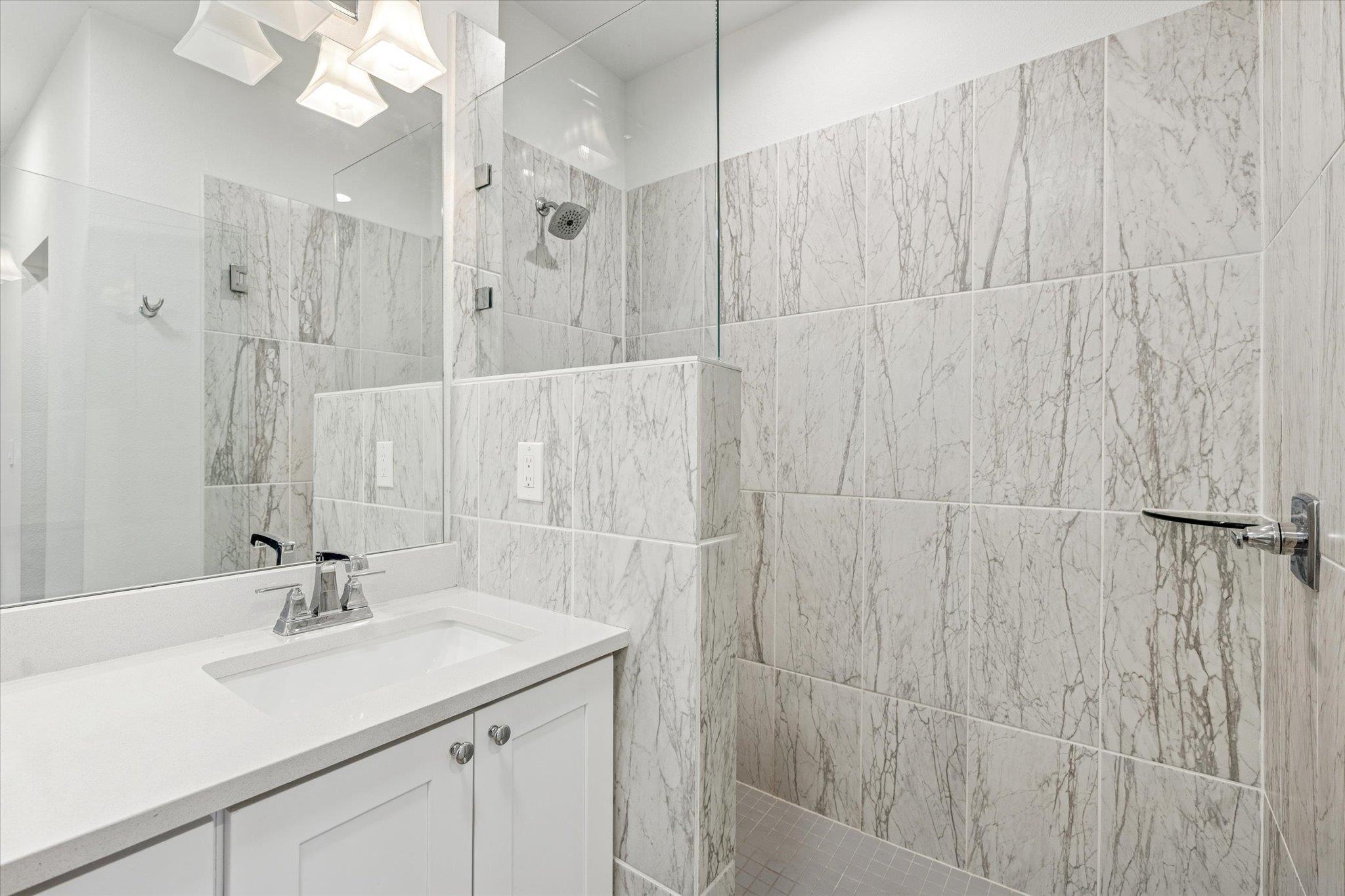 18812 Nicklaus Dr, Point Venture, TX 78645