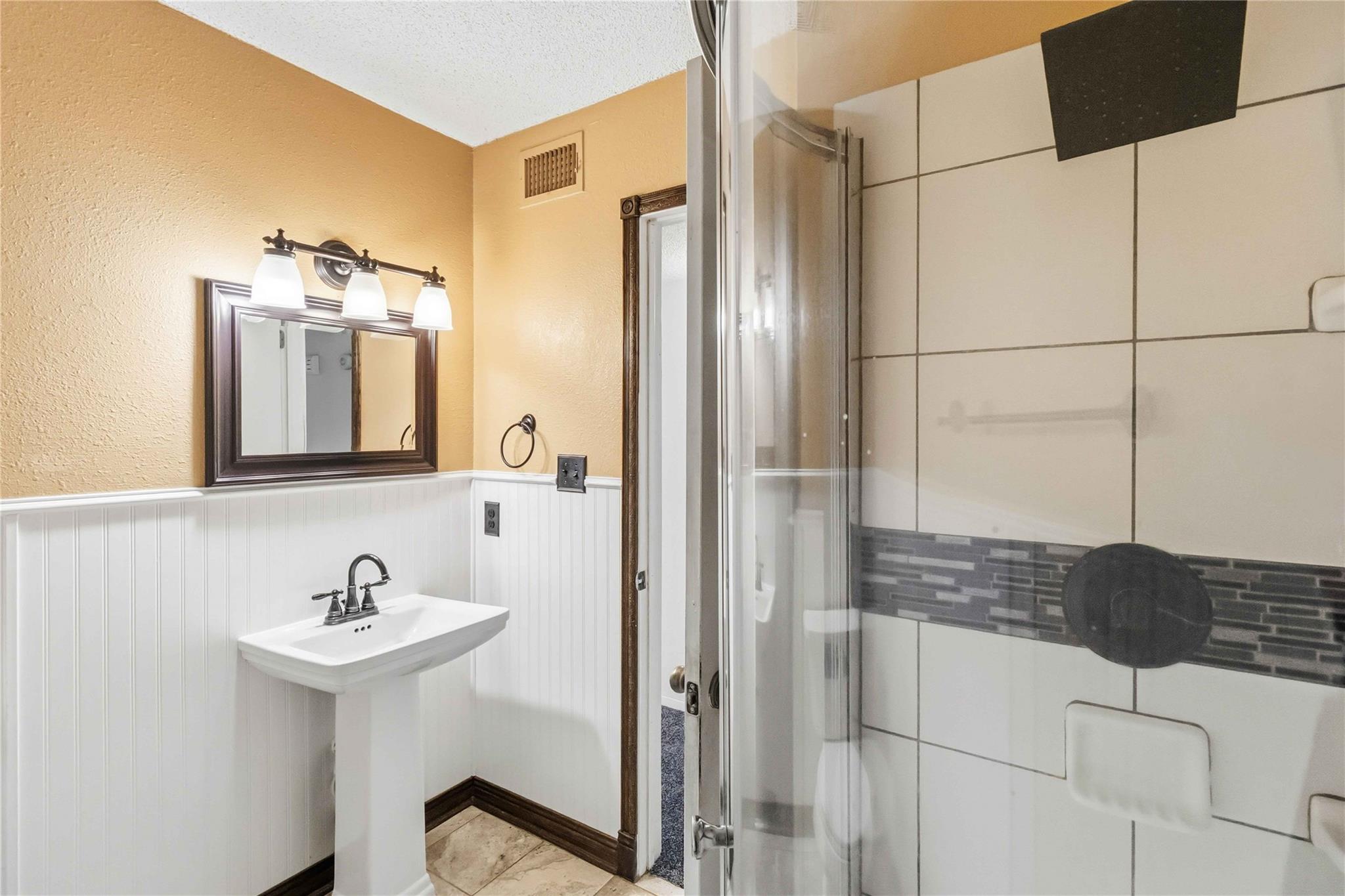 405 Lynch St, Smithville, TX 78957