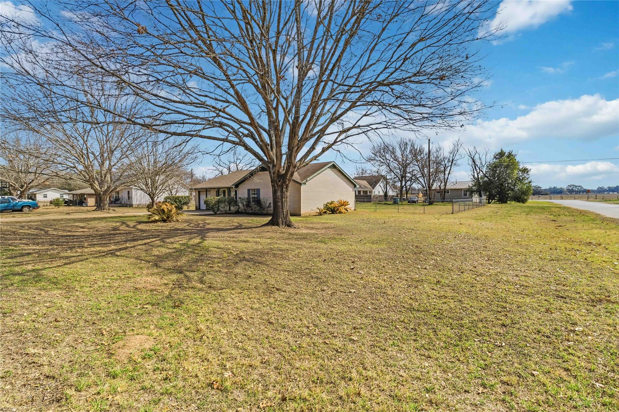405 Lynch St, Smithville, TX 78957