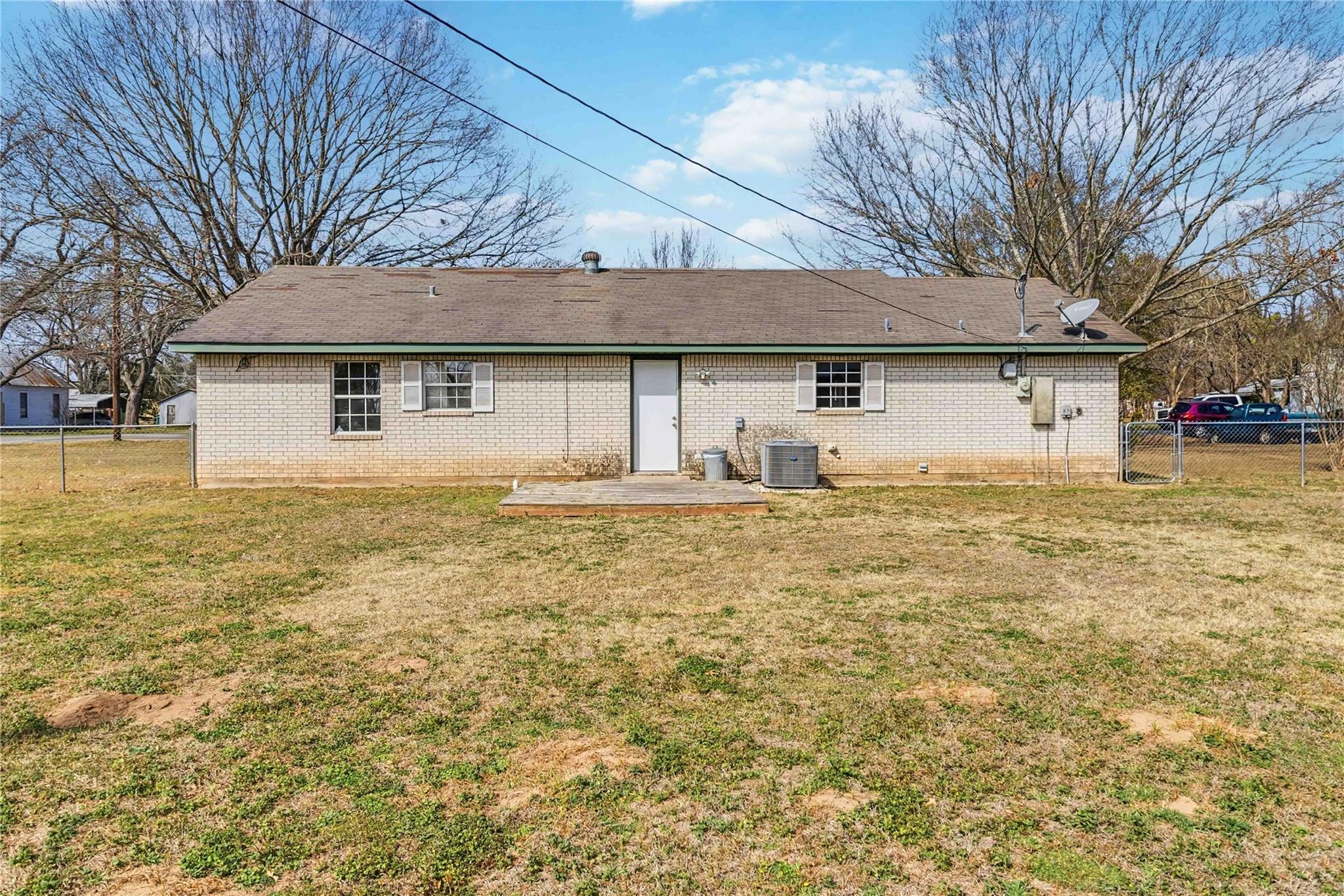 405 Lynch St, Smithville, TX 78957