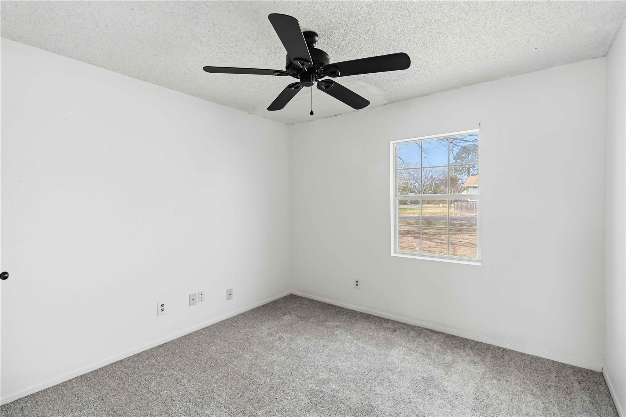 405 Lynch St, Smithville, TX 78957