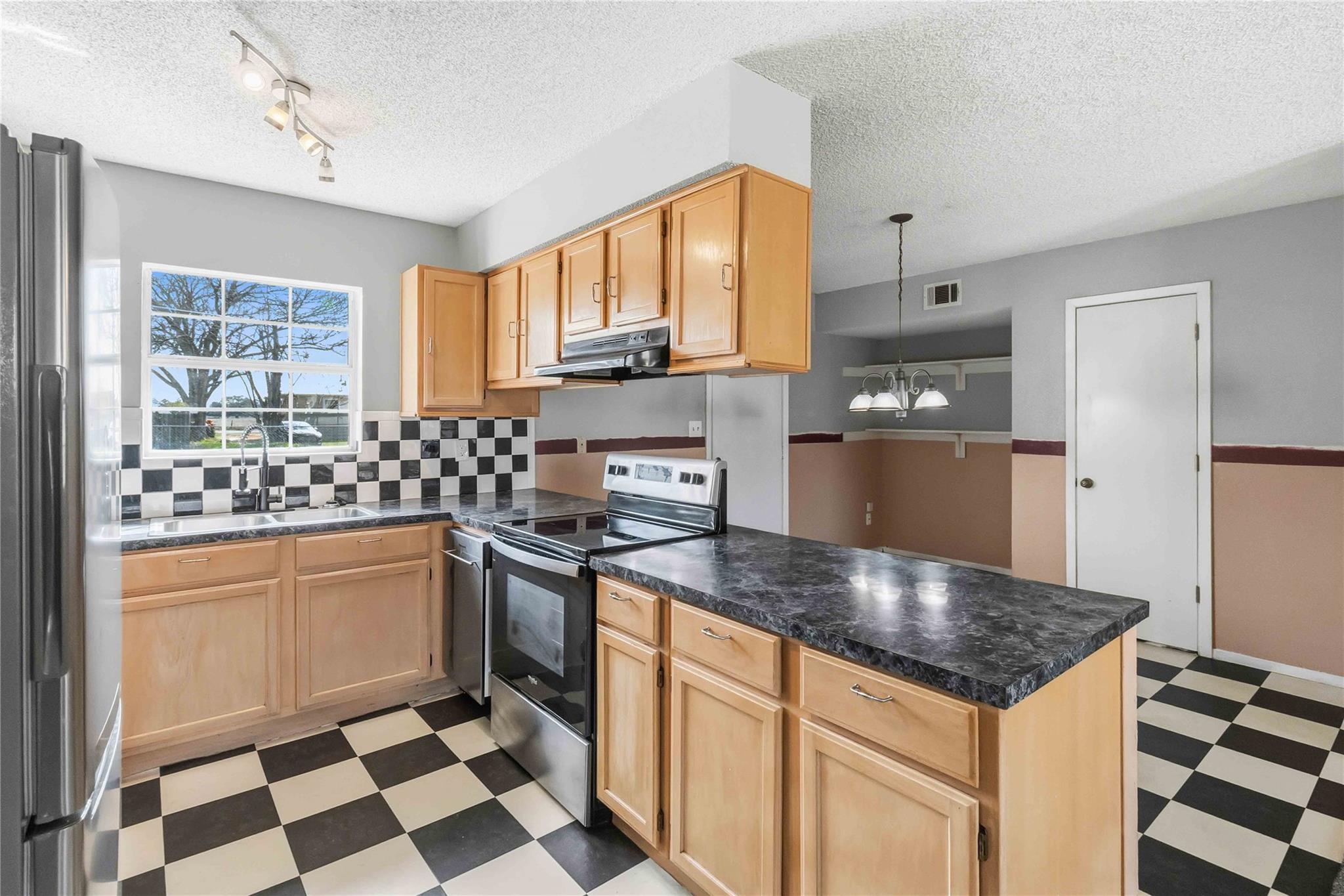 405 Lynch St, Smithville, TX 78957