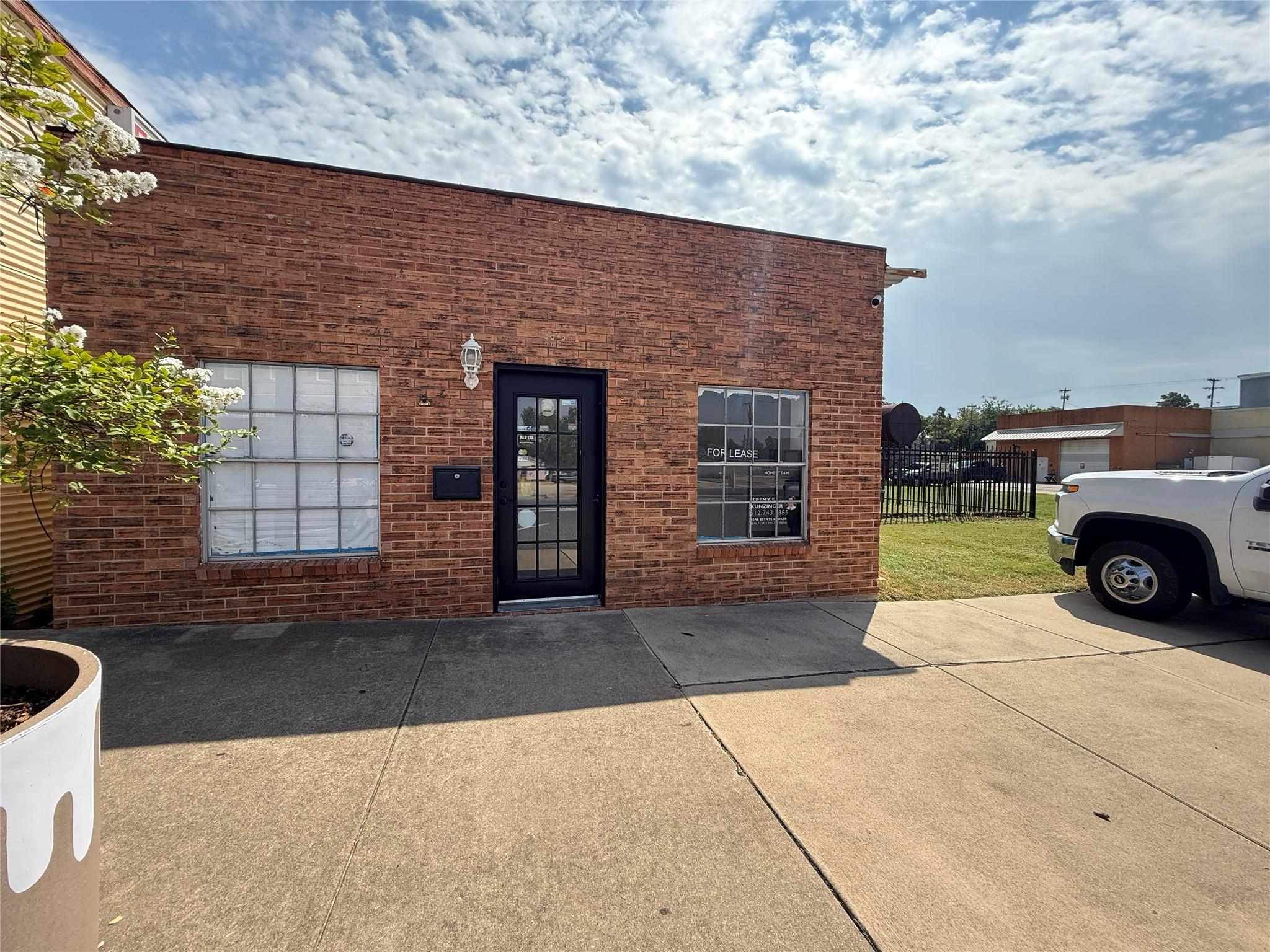 117 S Main St, Elgin, TX 78621