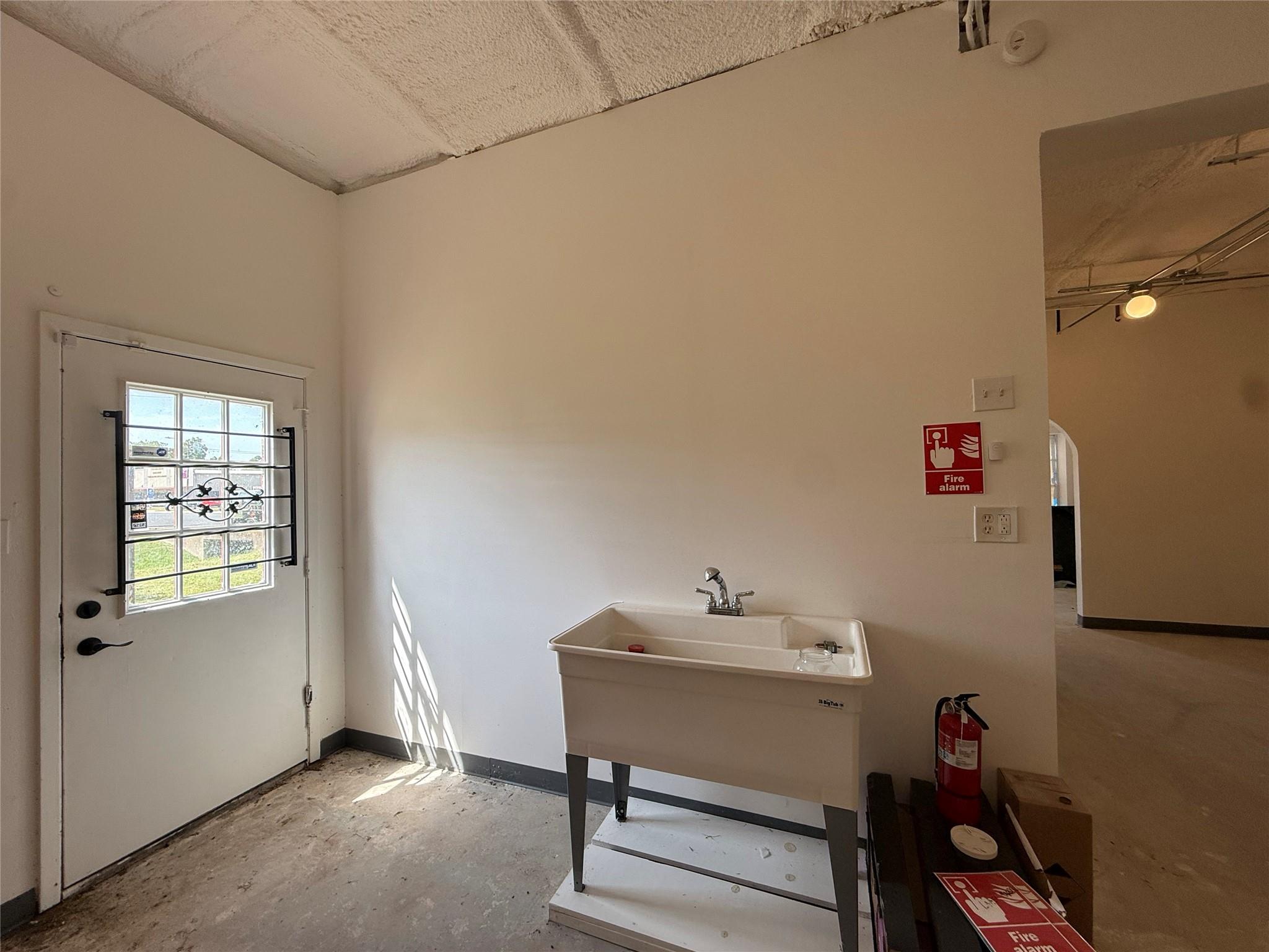 117 S Main St, Elgin, TX 78621