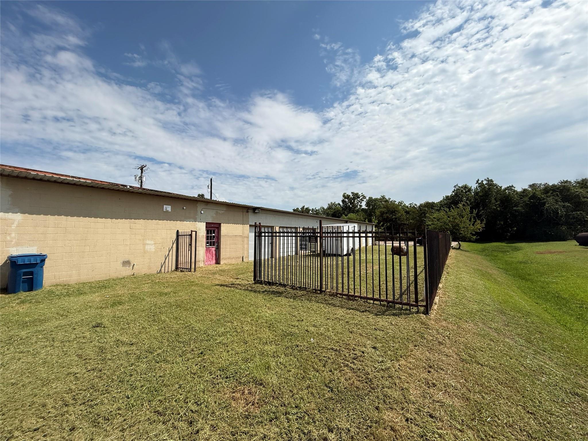 117 S Main St, Elgin, TX 78621