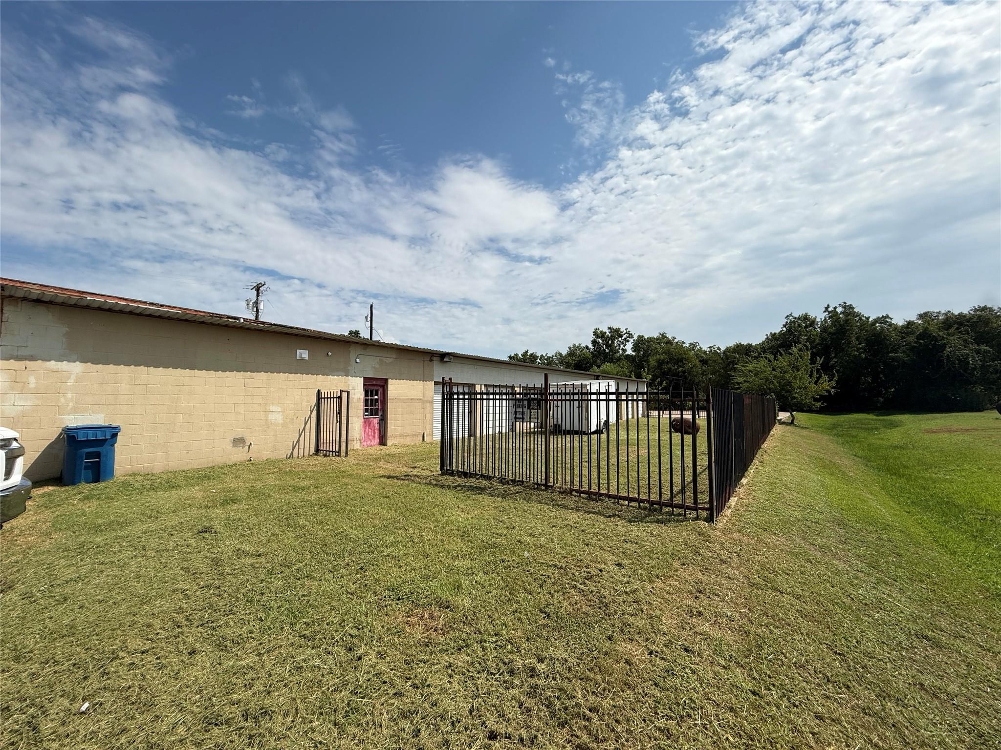 117 S Main St, Elgin, TX 78621