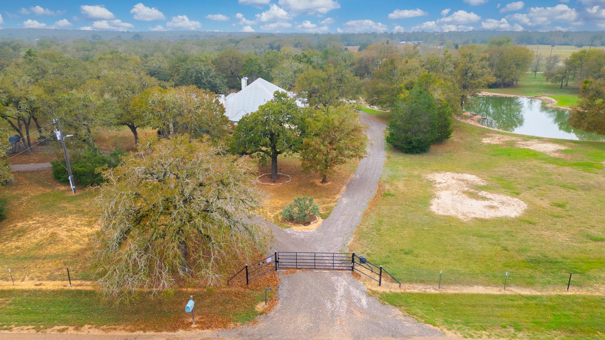 1036 Sherrill Ln, Lexington, TX 78947