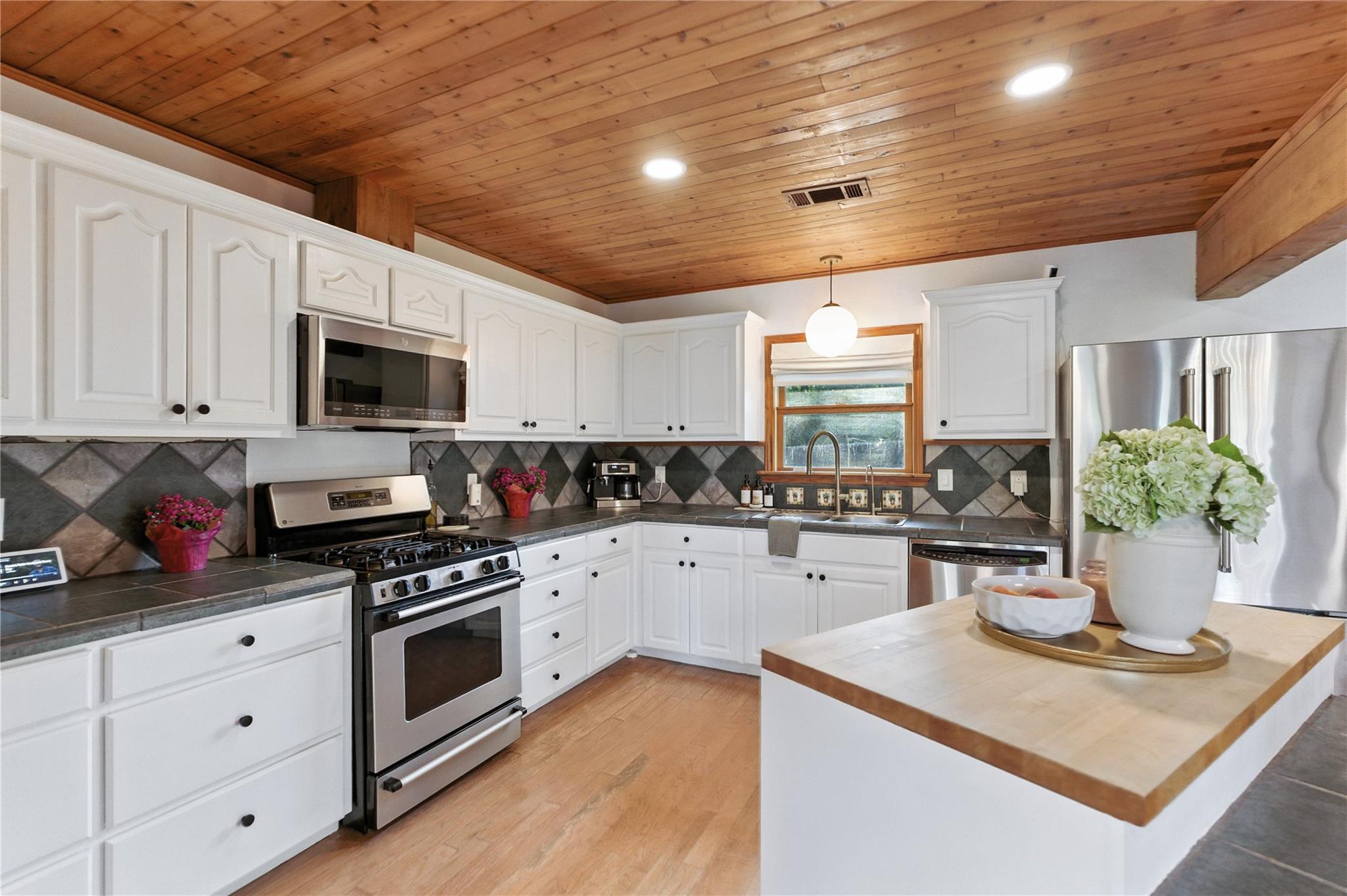 11103 Lakeside Dr, Jonestown, TX 78645