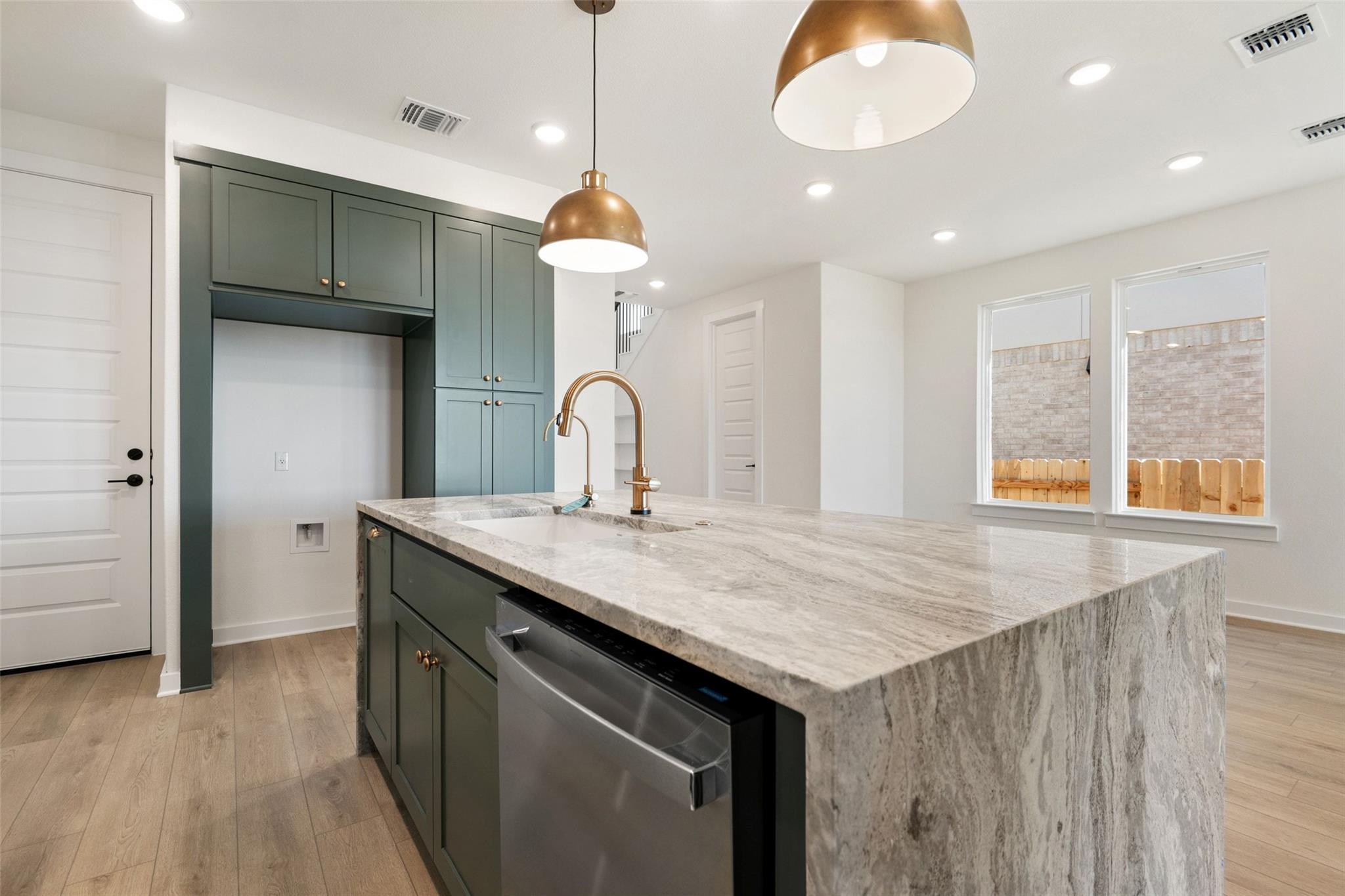 384 Brandywine Road, Hutto, TX 78634