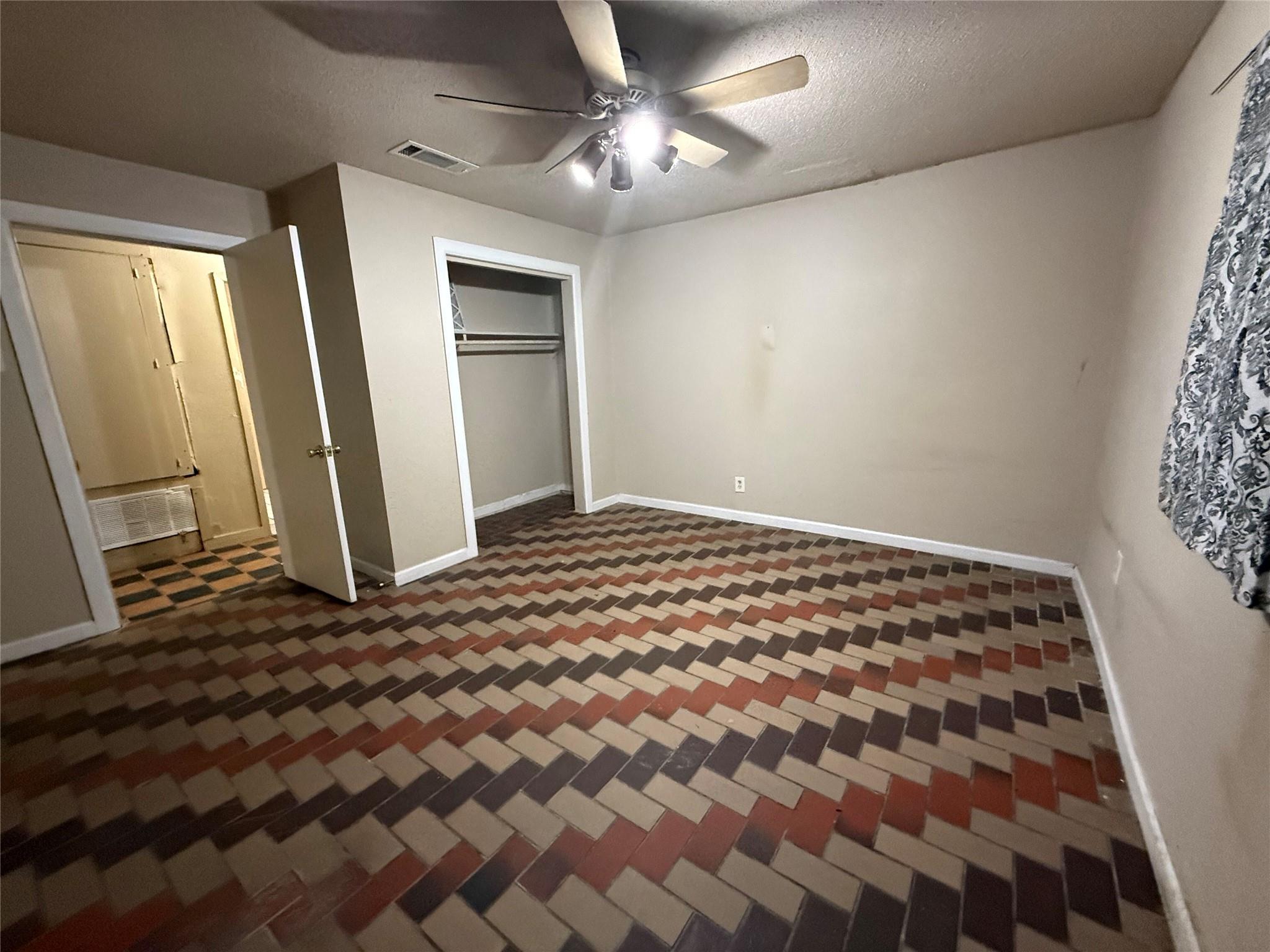 220 Stratford Ct, San Antonio, TX 78223