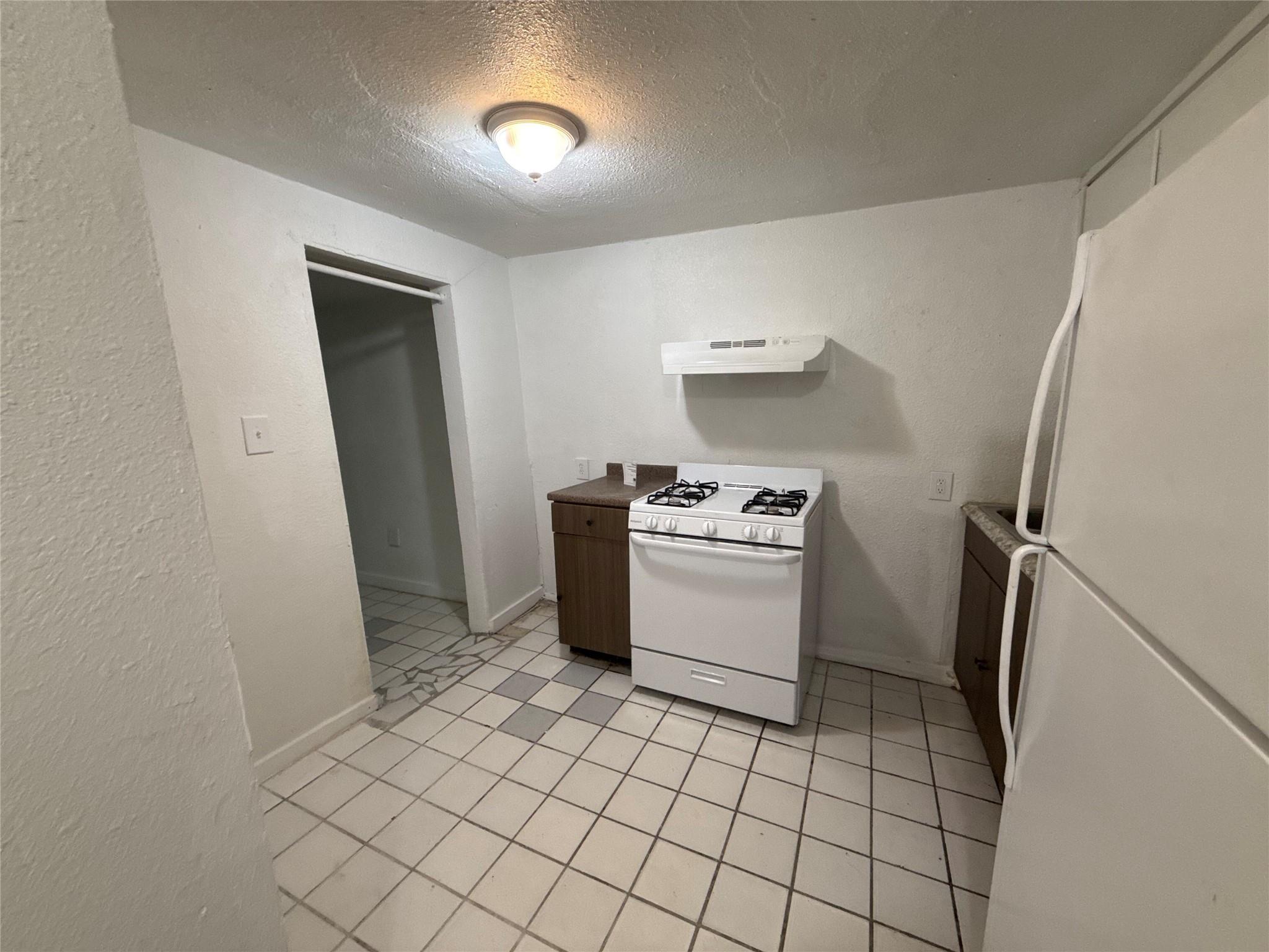 220 Stratford Ct, San Antonio, TX 78223