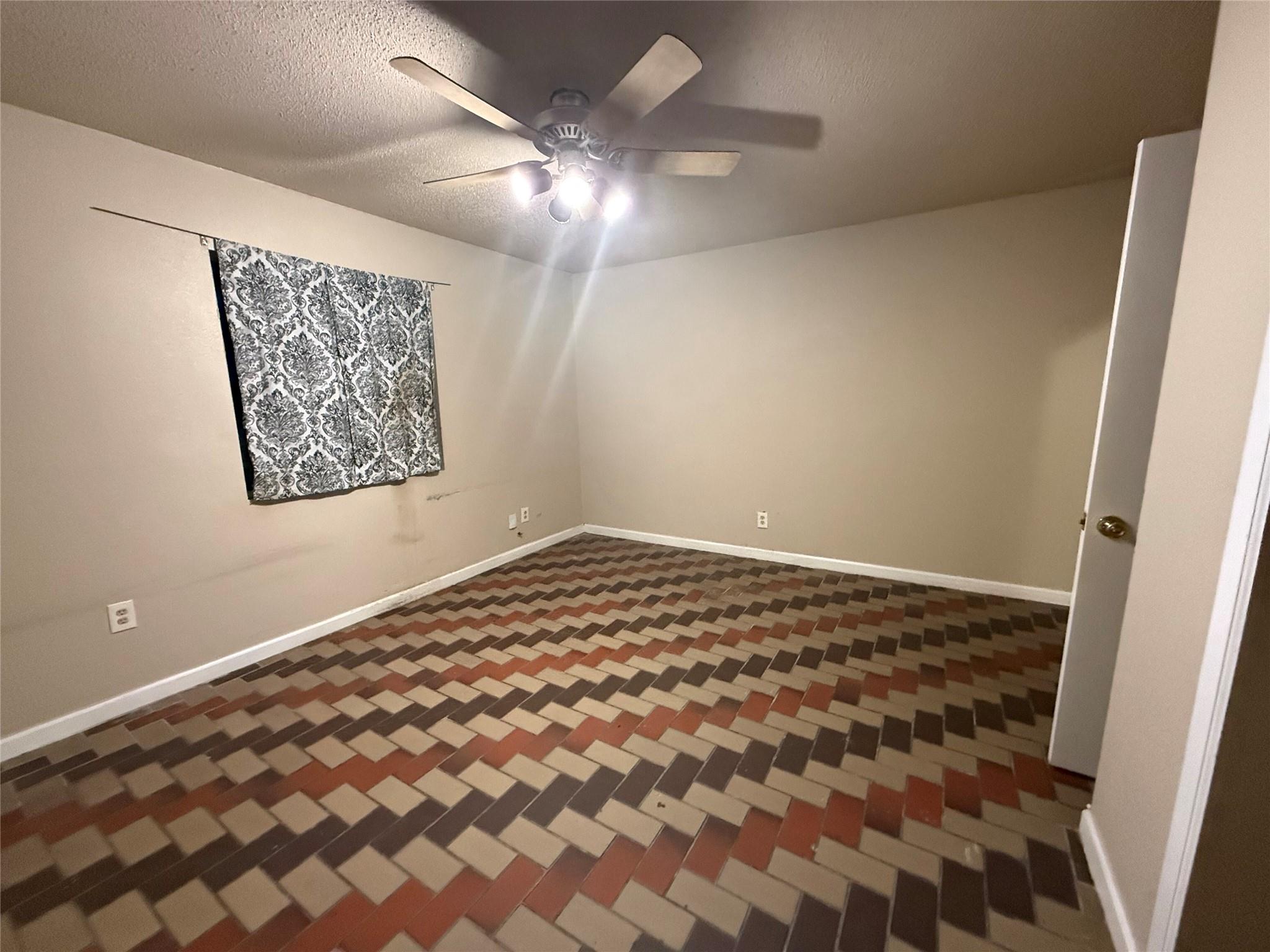 220 Stratford Ct, San Antonio, TX 78223