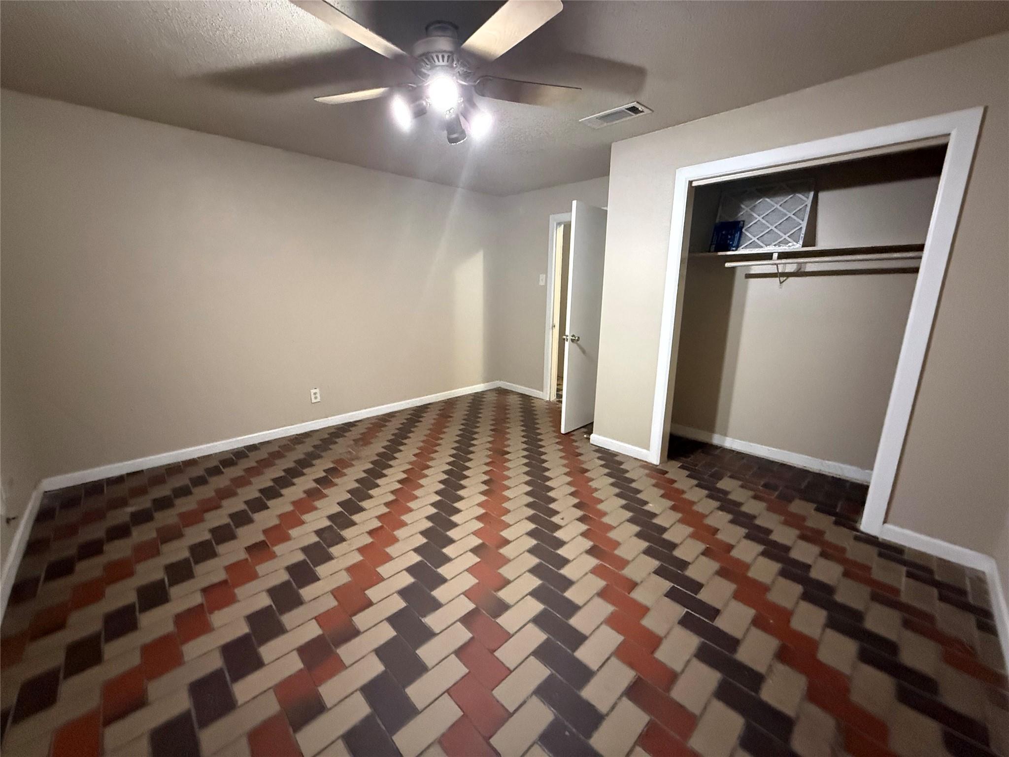 220 Stratford Ct, San Antonio, TX 78223