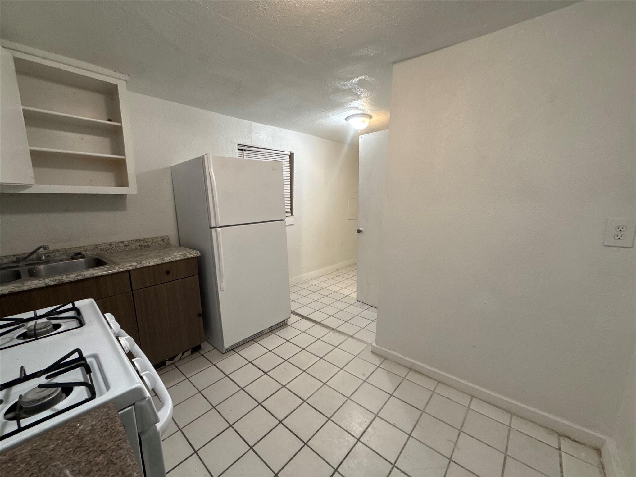 220 Stratford Ct, San Antonio, TX 78223