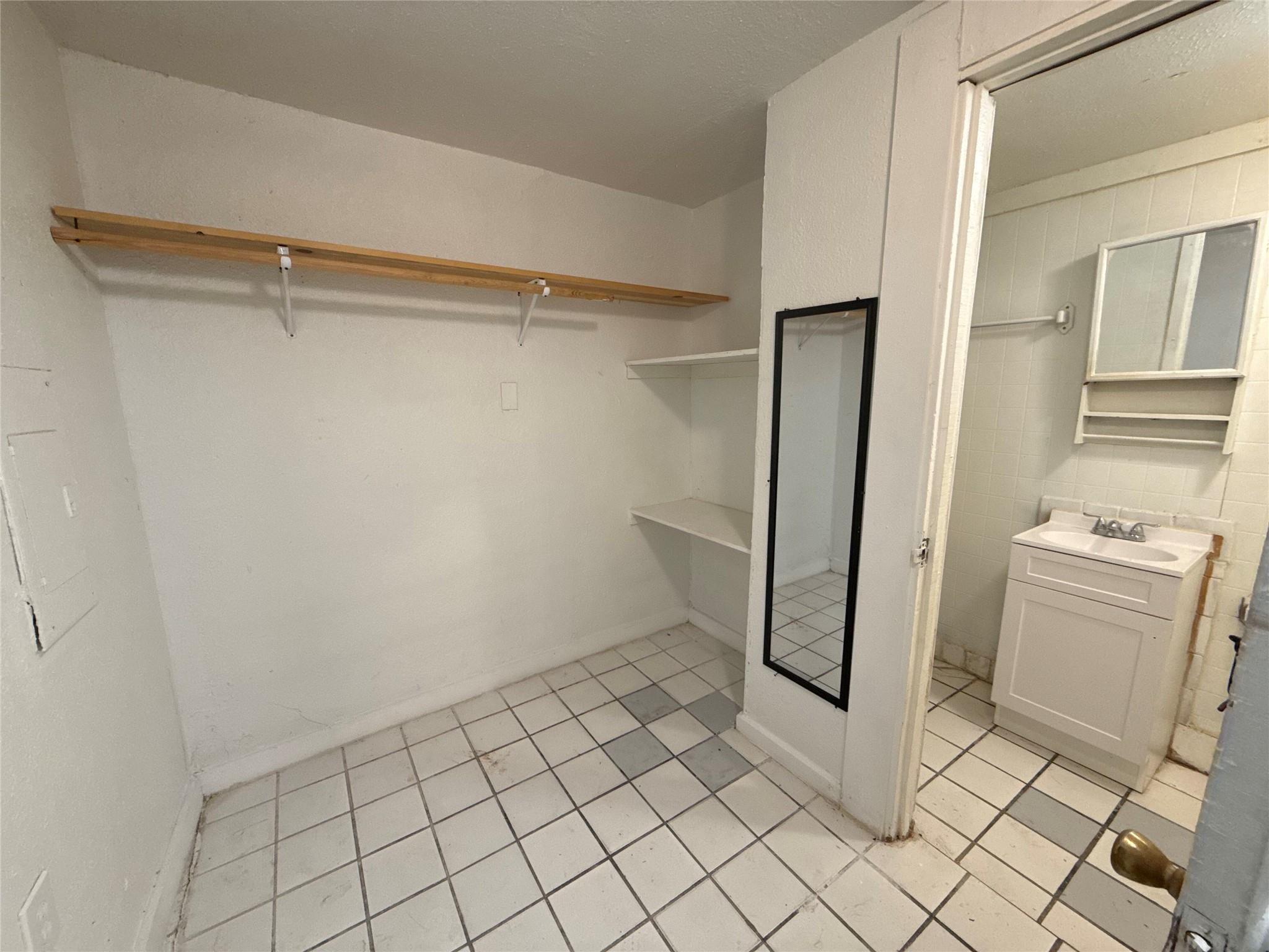 220 Stratford Ct, San Antonio, TX 78223