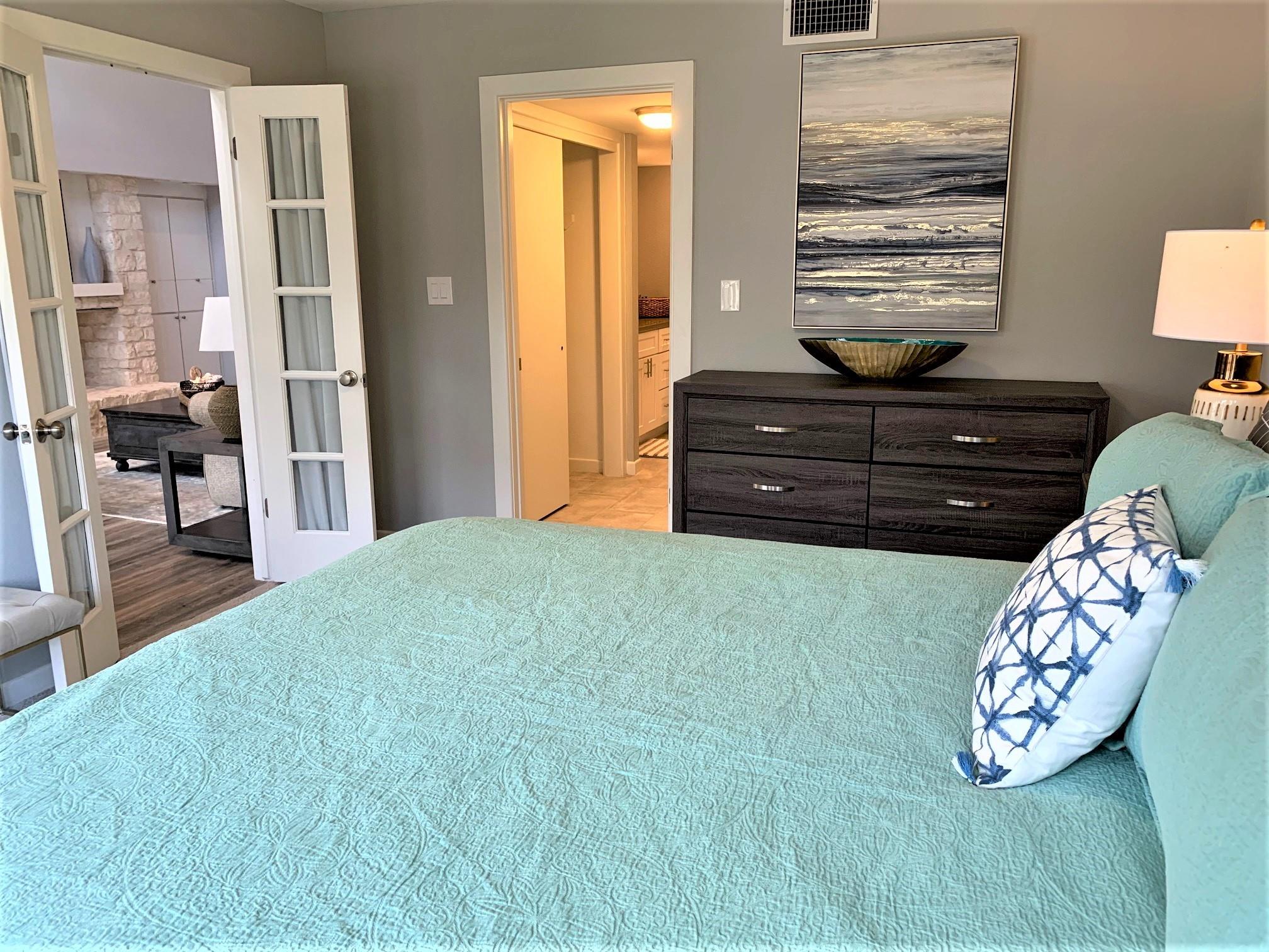 105 Birdie Dr, The Hills, TX 78738