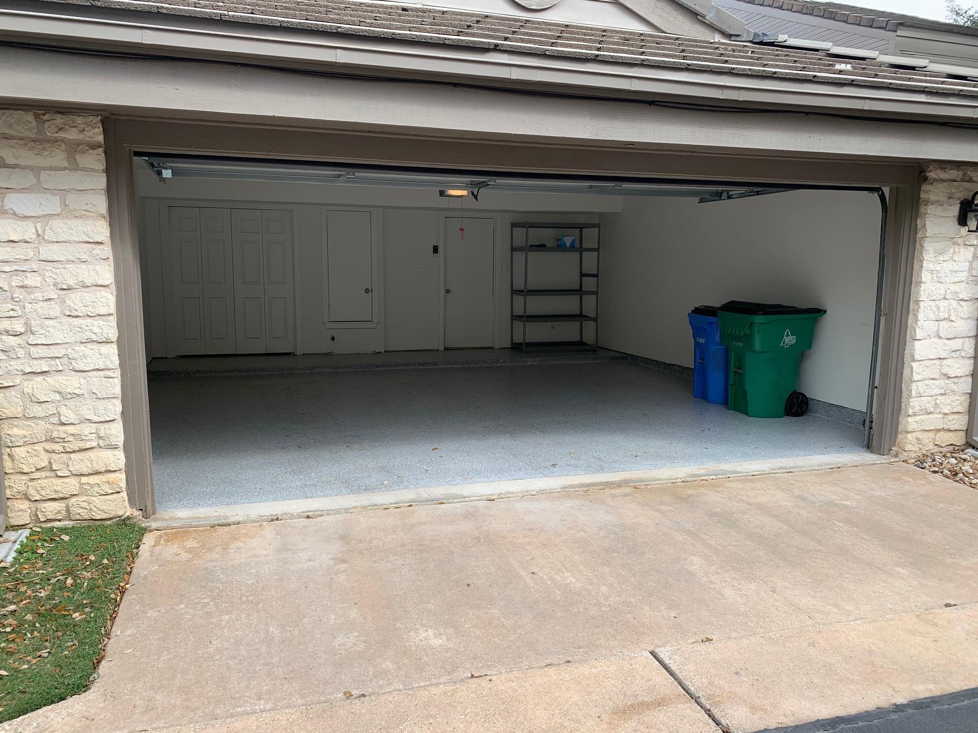 105 Birdie Dr, The Hills, TX 78738