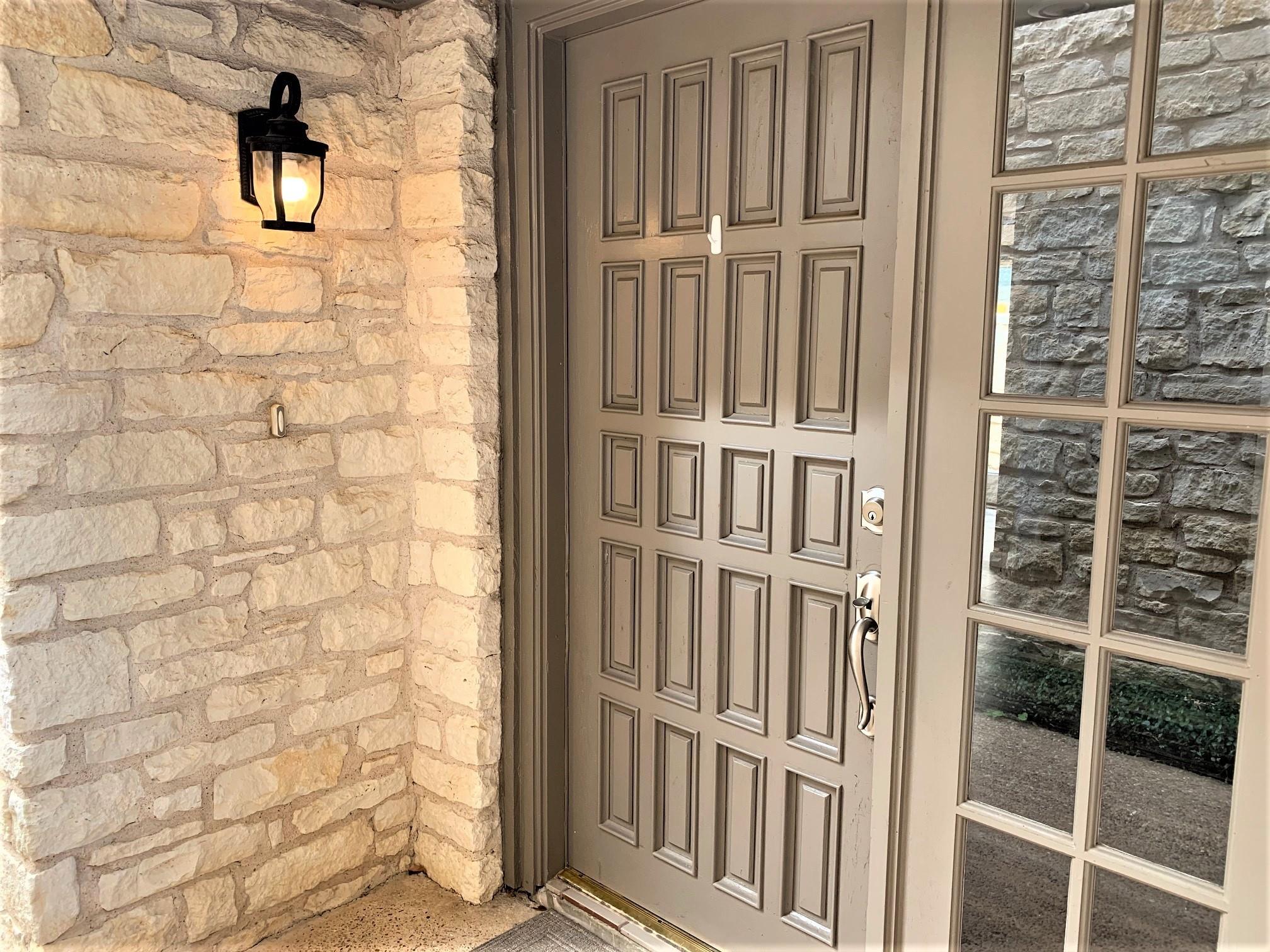 105 Birdie Dr, The Hills, TX 78738