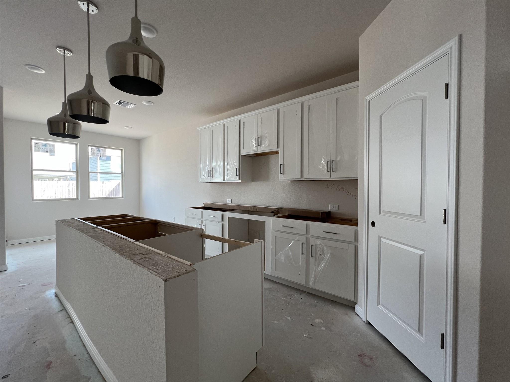 327 Willow Heights Dr, Hutto, TX 78634