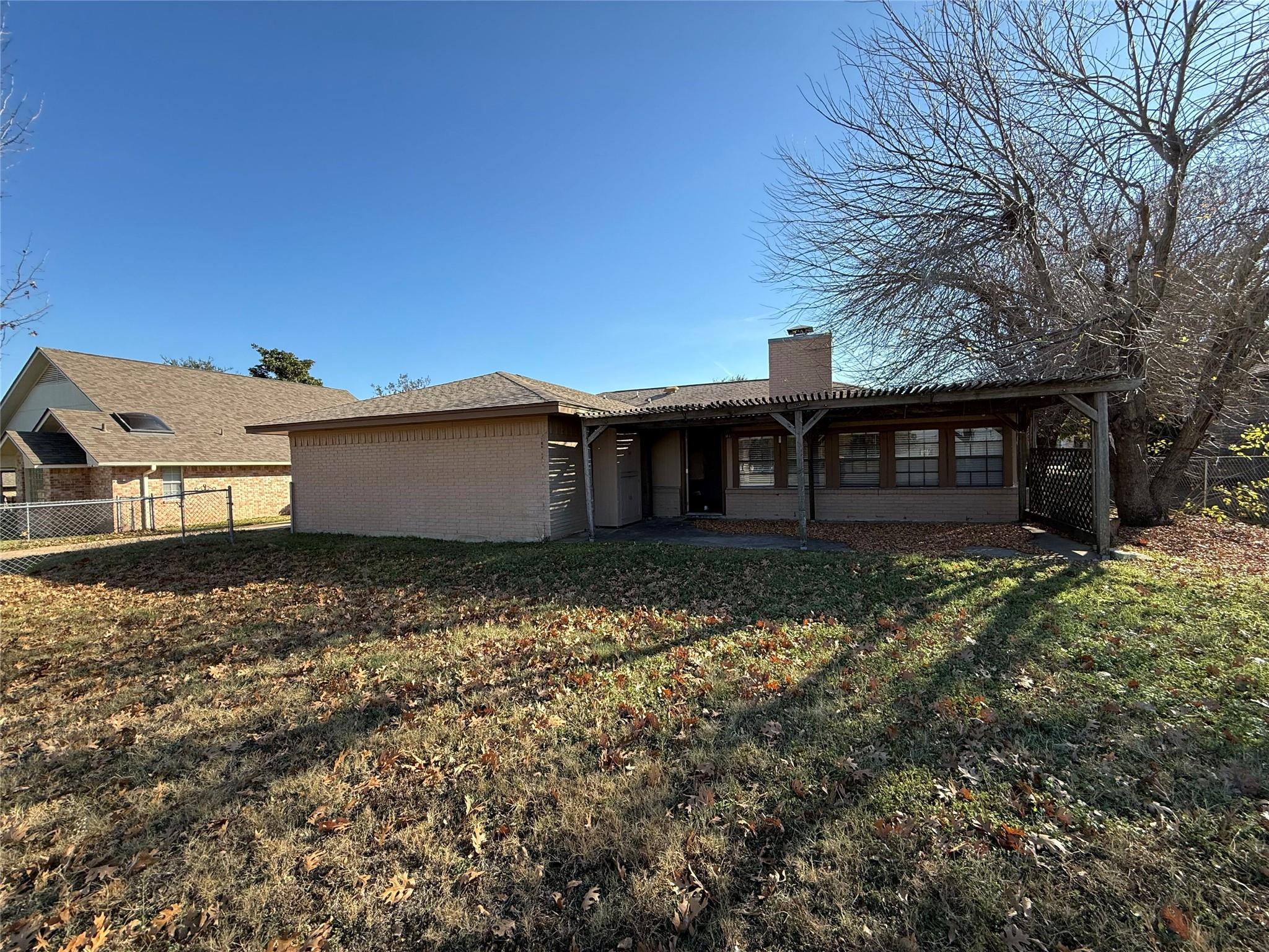 214 meadowlakes Dr, Meadowlakes, TX 78654