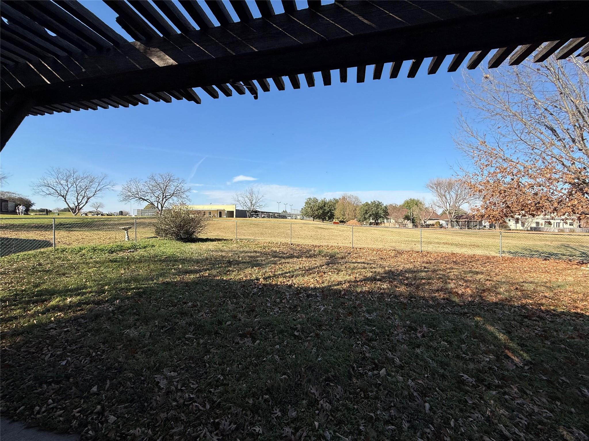 214 meadowlakes Dr, Meadowlakes, TX 78654