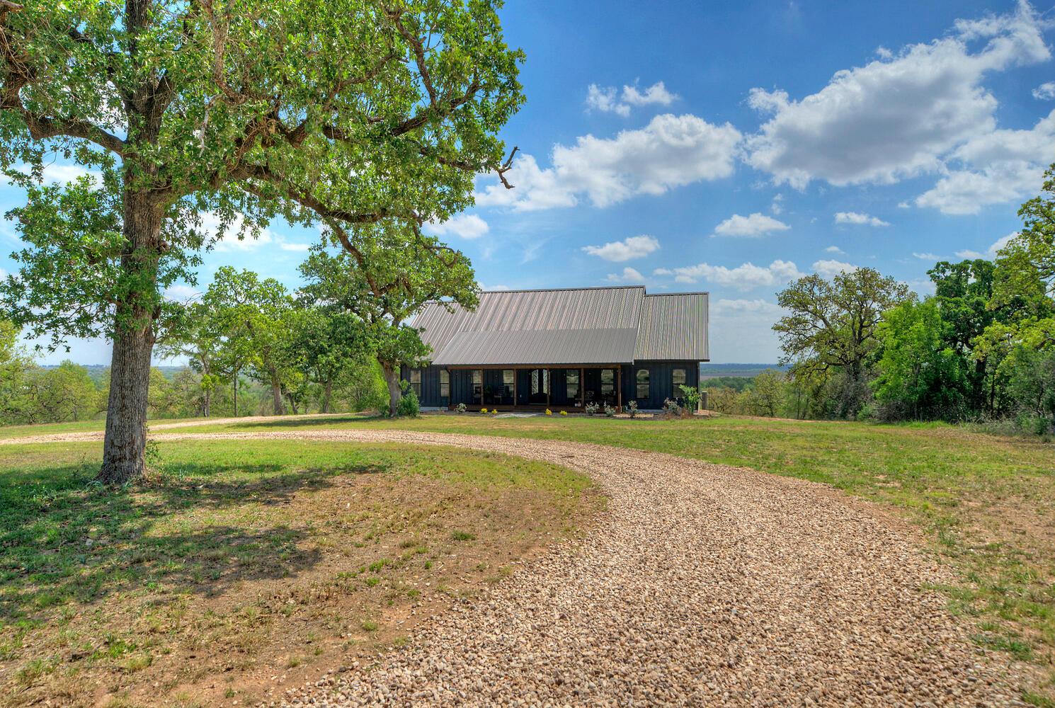 198 Rolling Oak Dr, Elgin, TX 78621