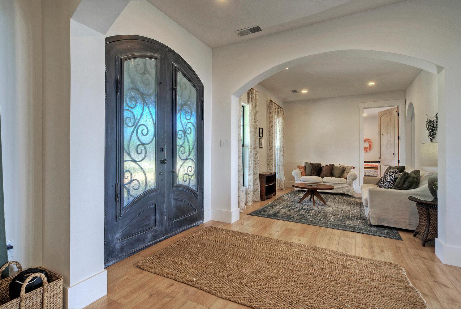 198 Rolling Oak Dr, Elgin, TX 78621