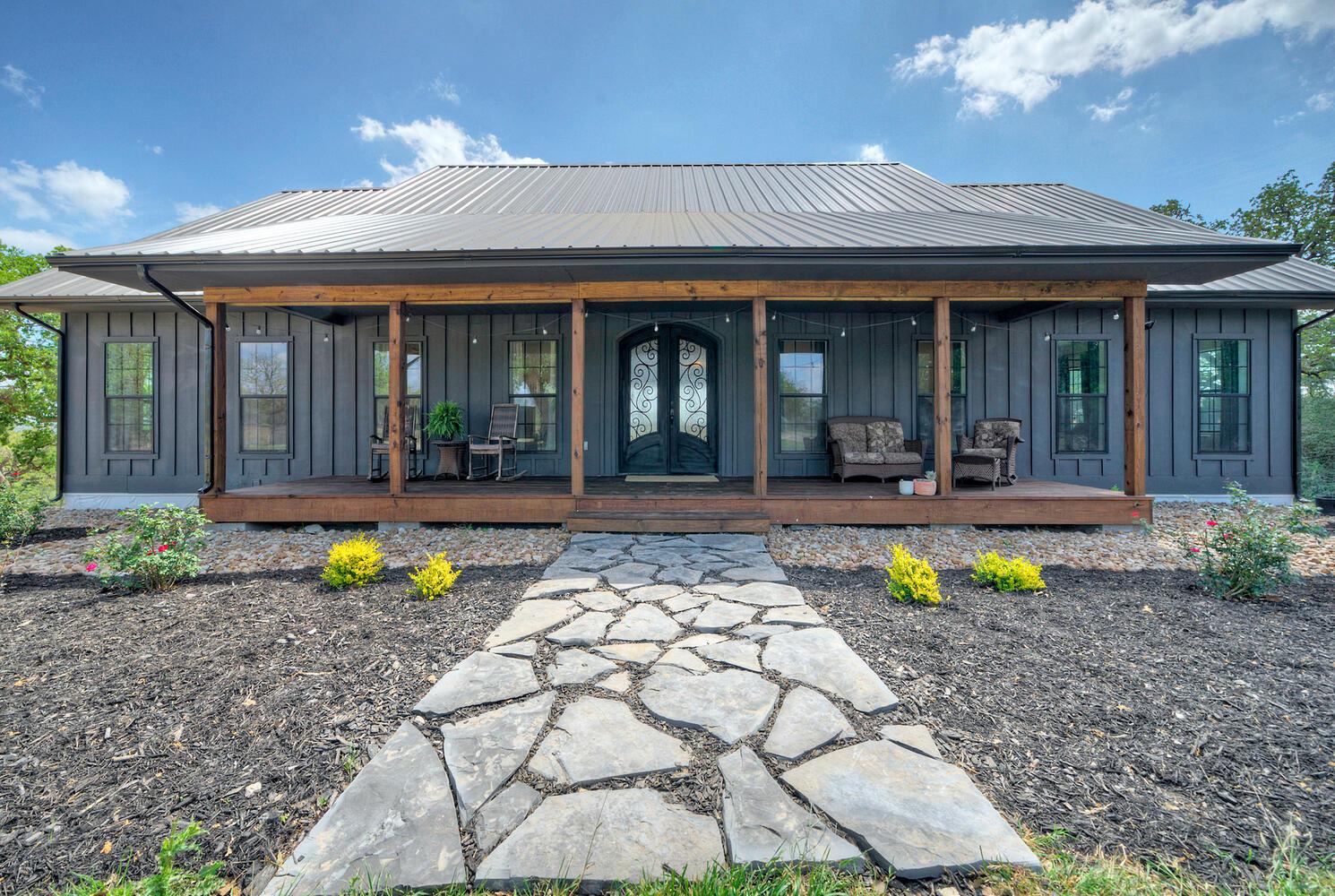 198 Rolling Oak Dr, Elgin, TX 78621