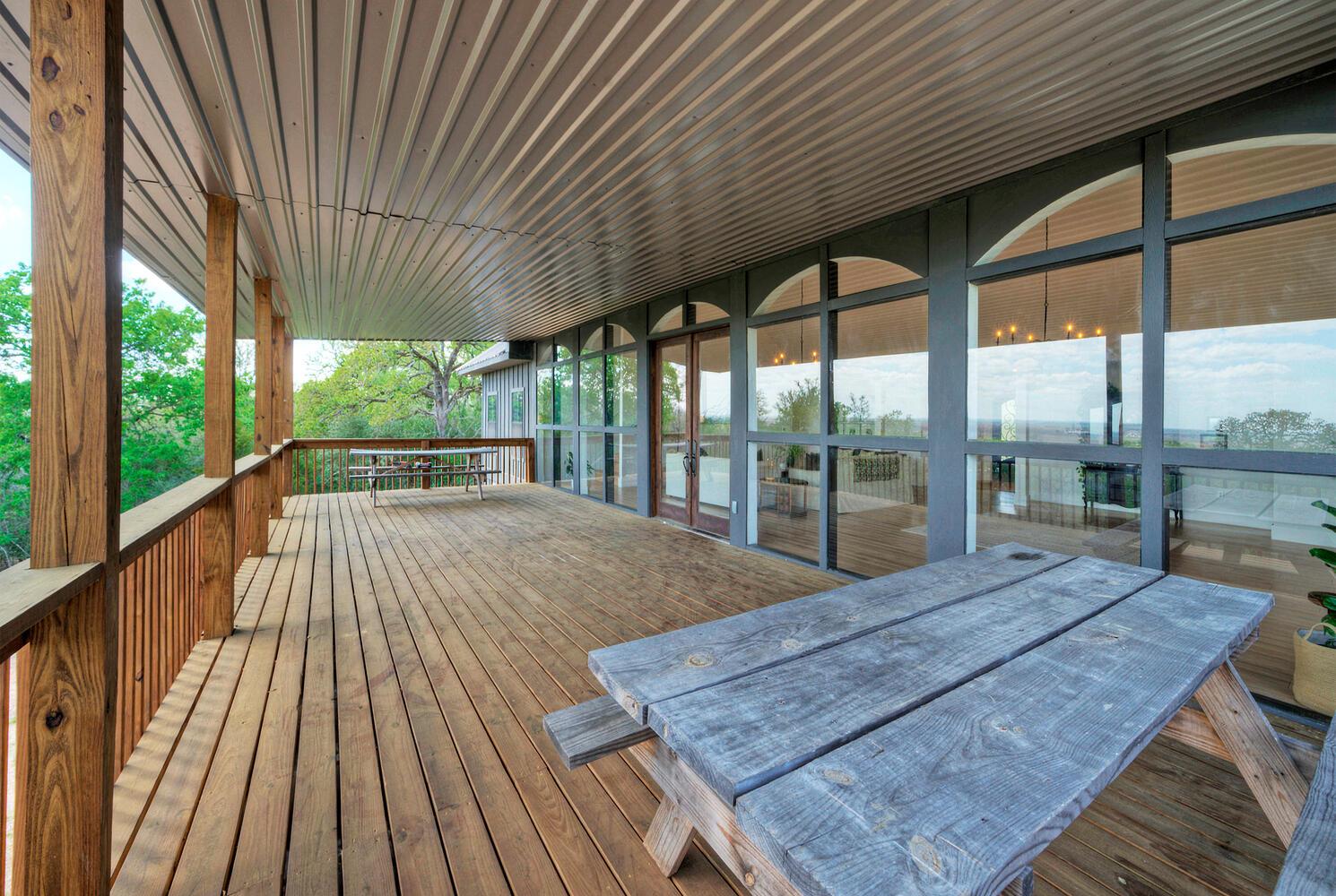 198 Rolling Oak Dr, Elgin, TX 78621