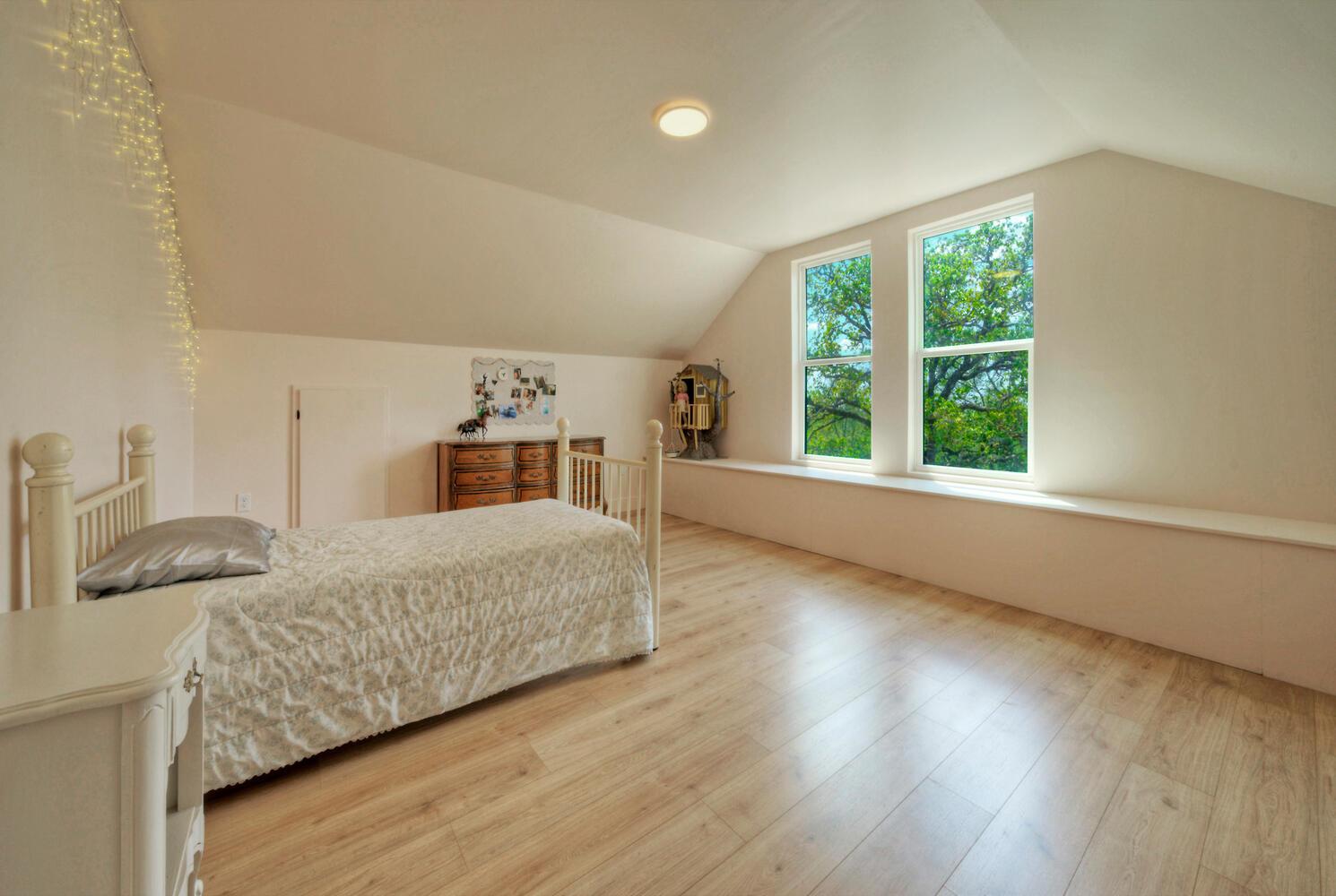 198 Rolling Oak Dr, Elgin, TX 78621