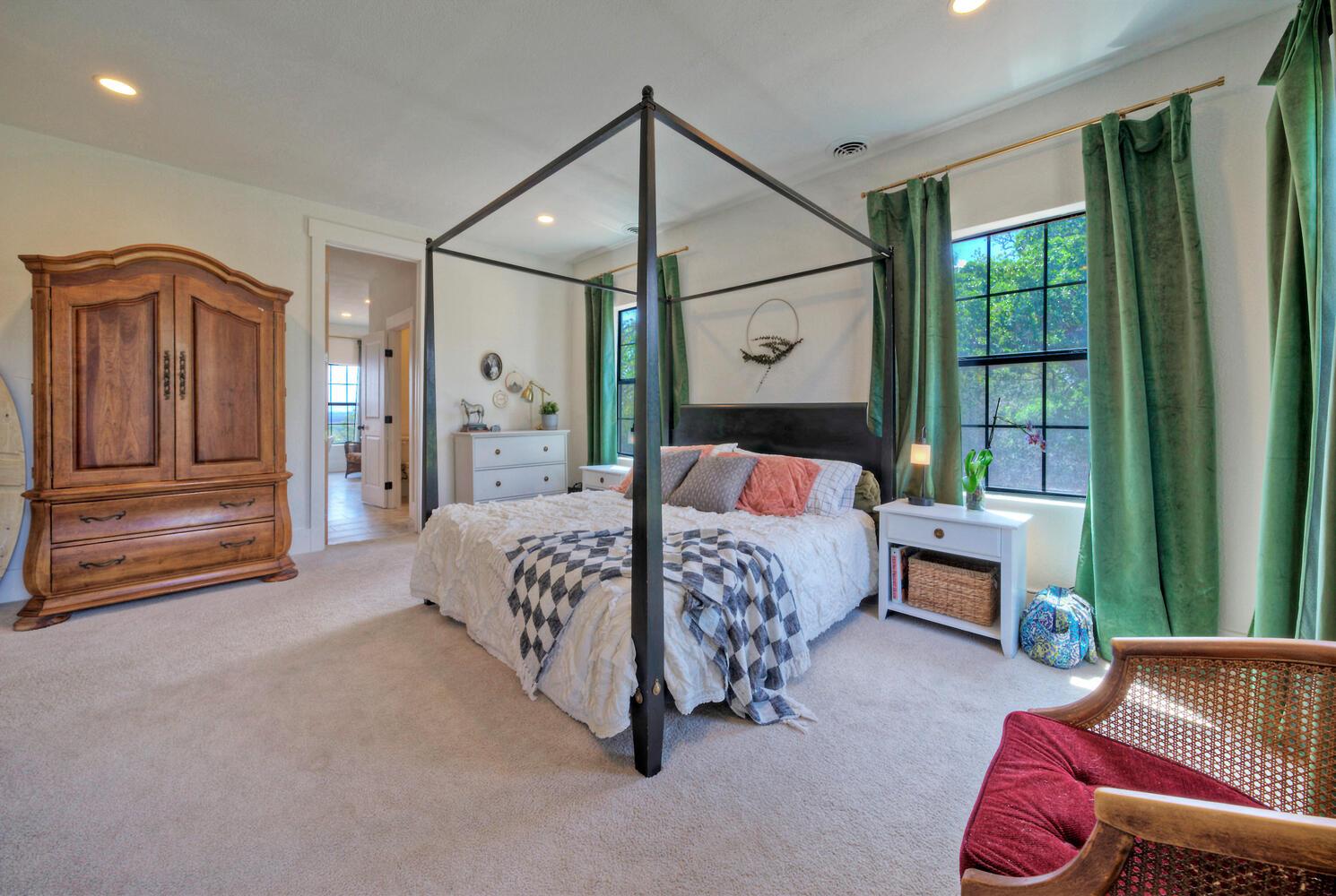 198 Rolling Oak Dr, Elgin, TX 78621