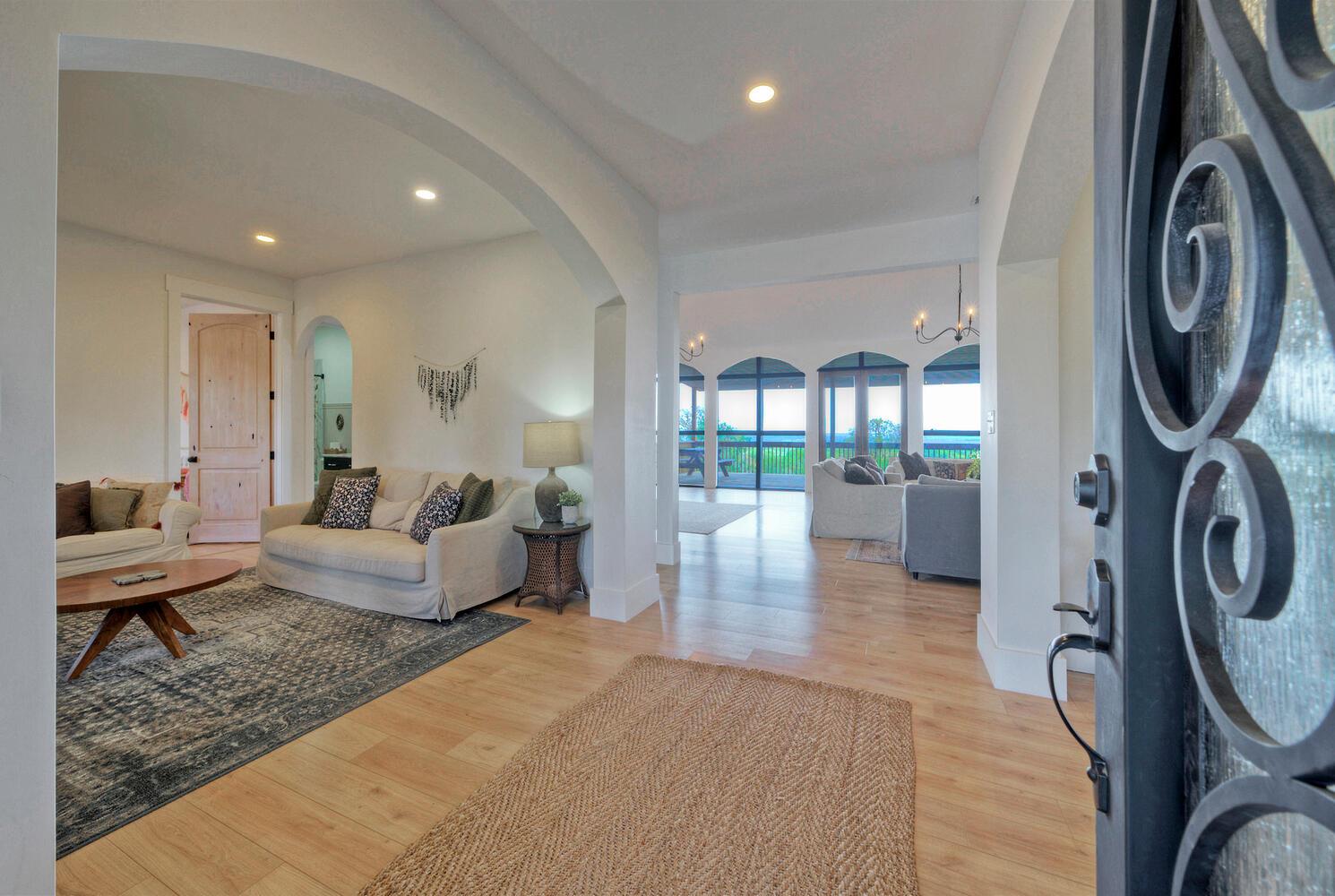 198 Rolling Oak Dr, Elgin, TX 78621