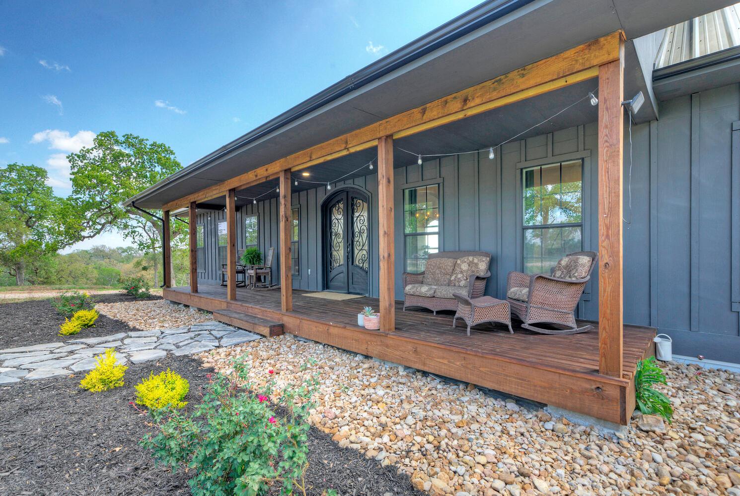 198 Rolling Oak Dr, Elgin, TX 78621