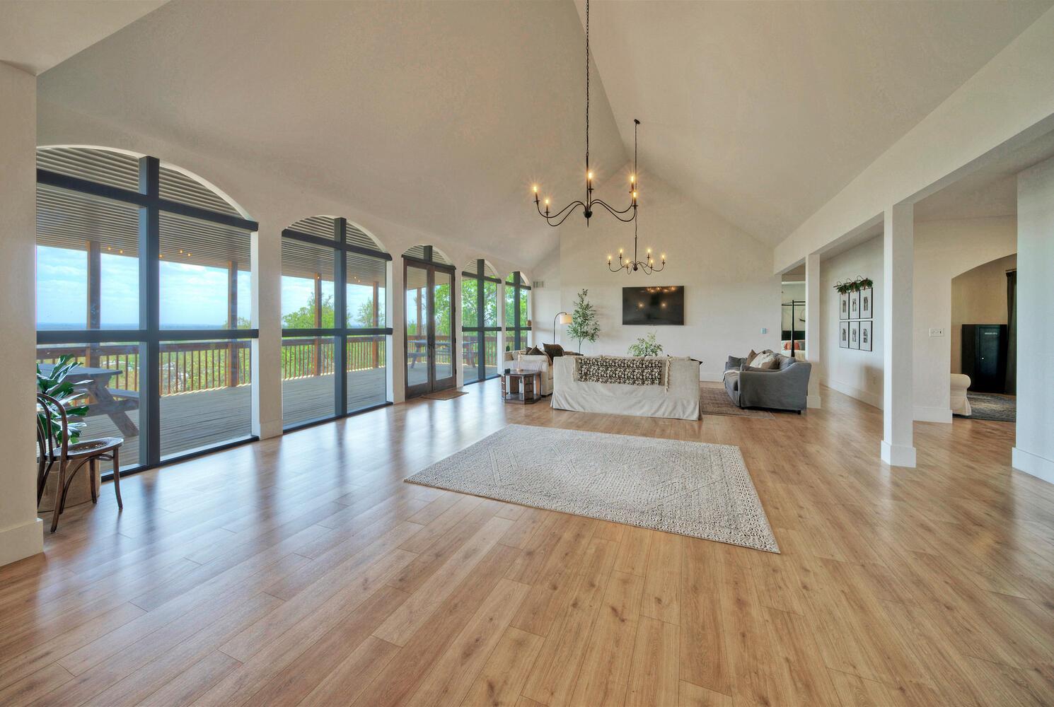 198 Rolling Oak Dr, Elgin, TX 78621