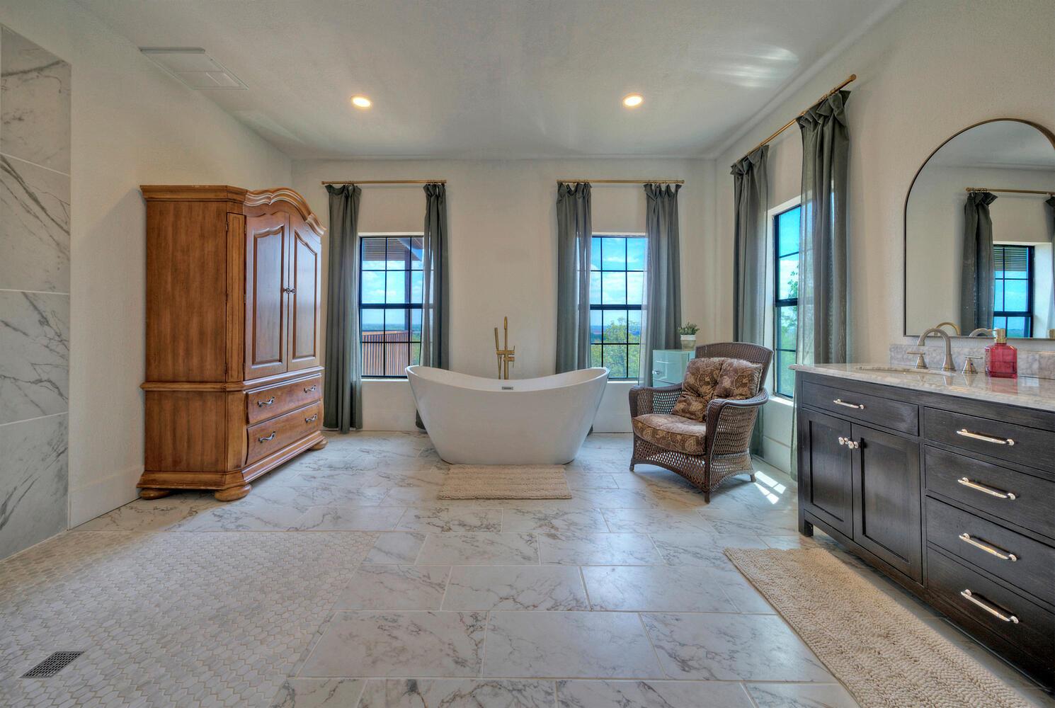 198 Rolling Oak Dr, Elgin, TX 78621