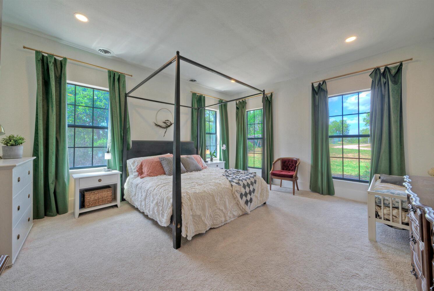 198 Rolling Oak Dr, Elgin, TX 78621