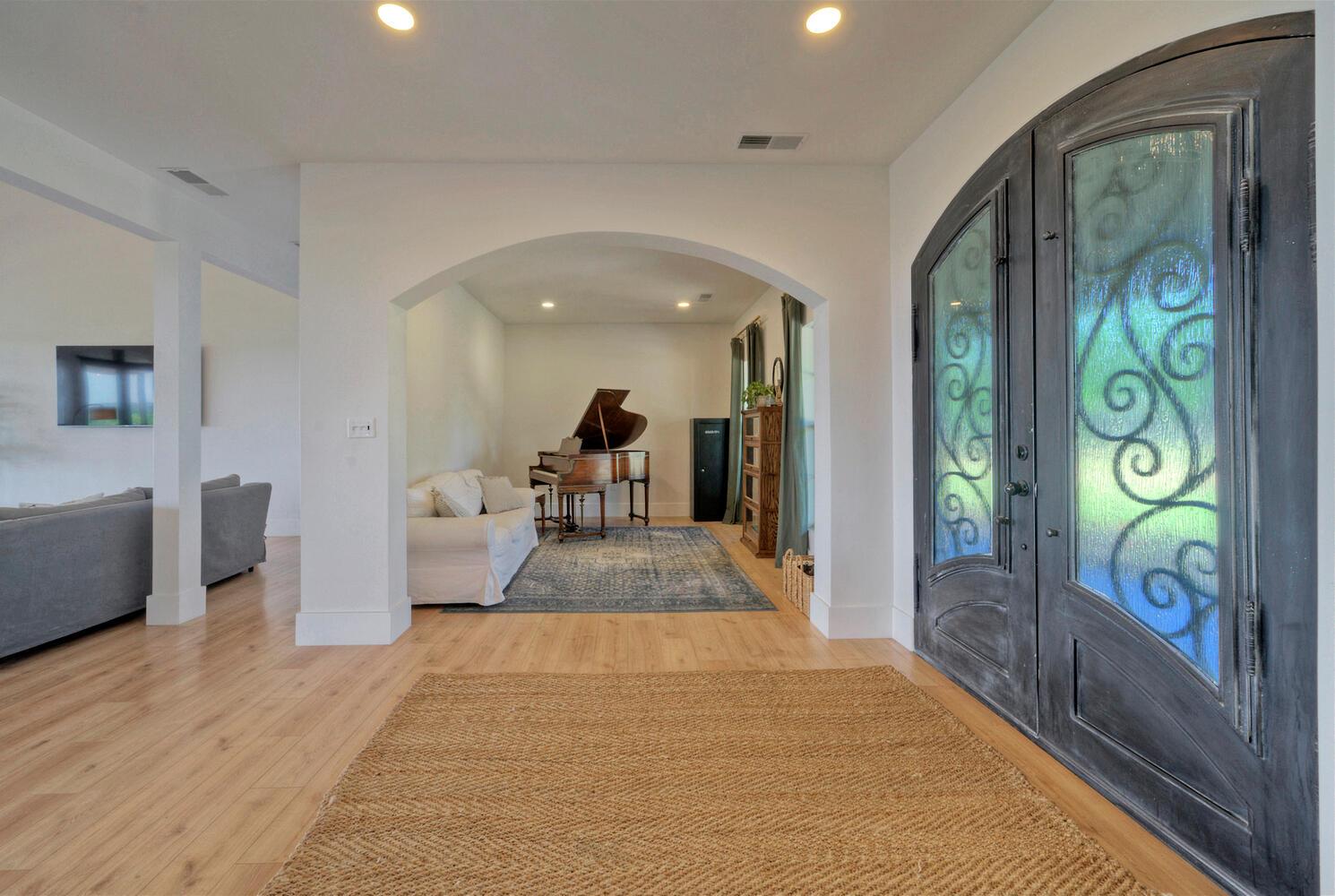 198 Rolling Oak Dr, Elgin, TX 78621