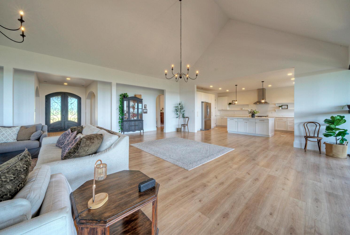 198 Rolling Oak Dr, Elgin, TX 78621