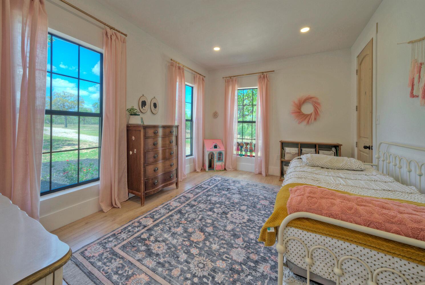 198 Rolling Oak Dr, Elgin, TX 78621