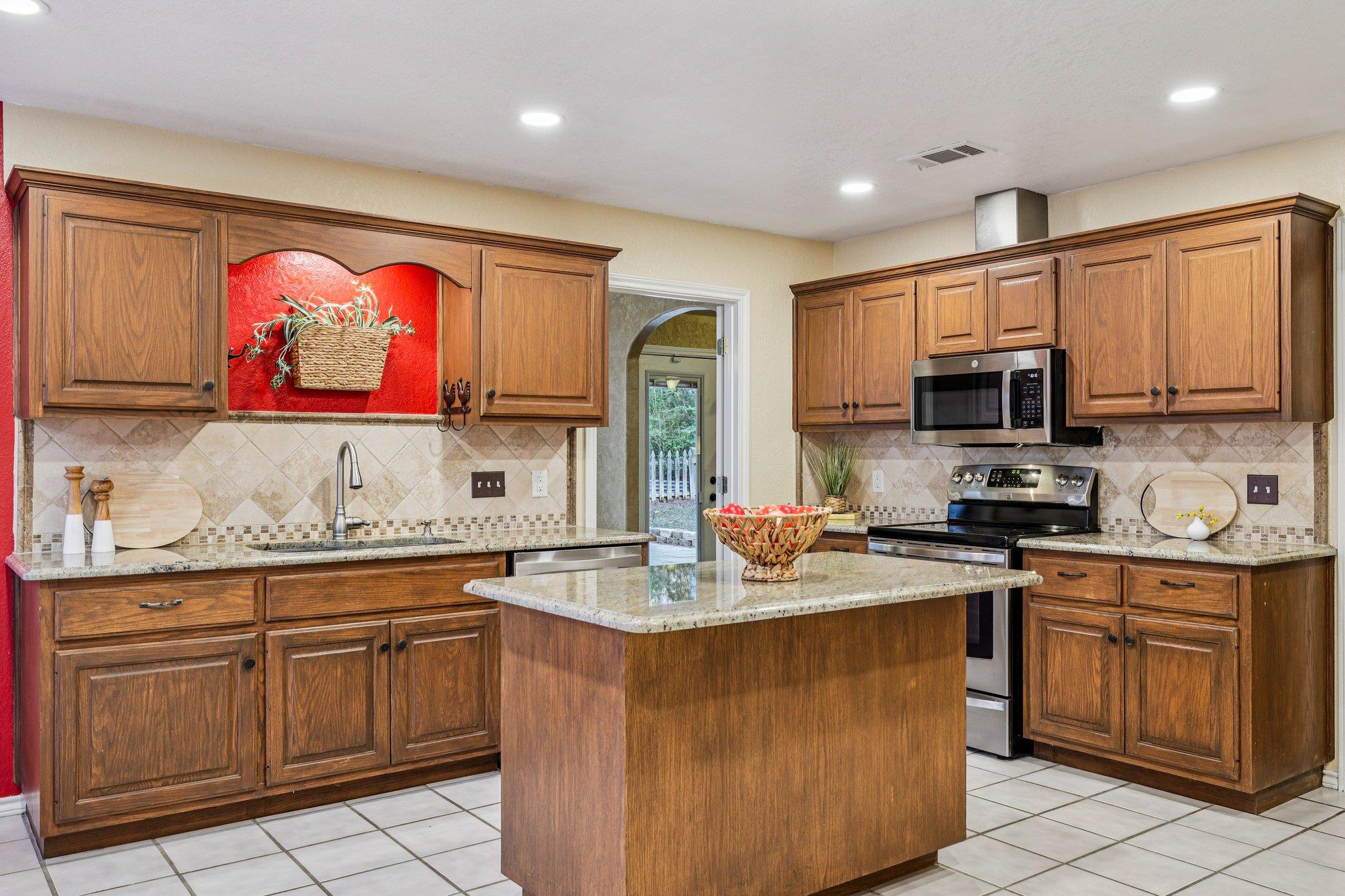 438 Tahitian Dr, Bastrop, TX 78602