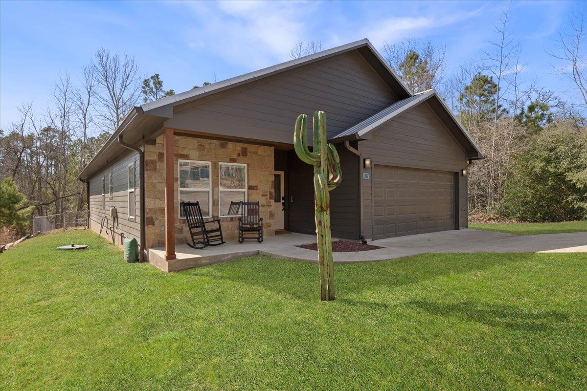 107 E Keamuku Ct, Bastrop, TX 78602