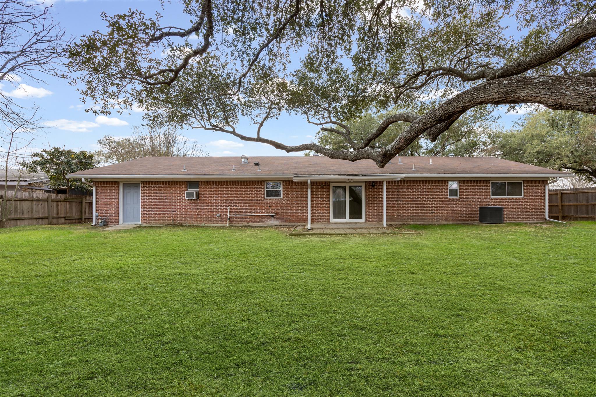 795 Vogel Dr, Lockhart, TX 78644