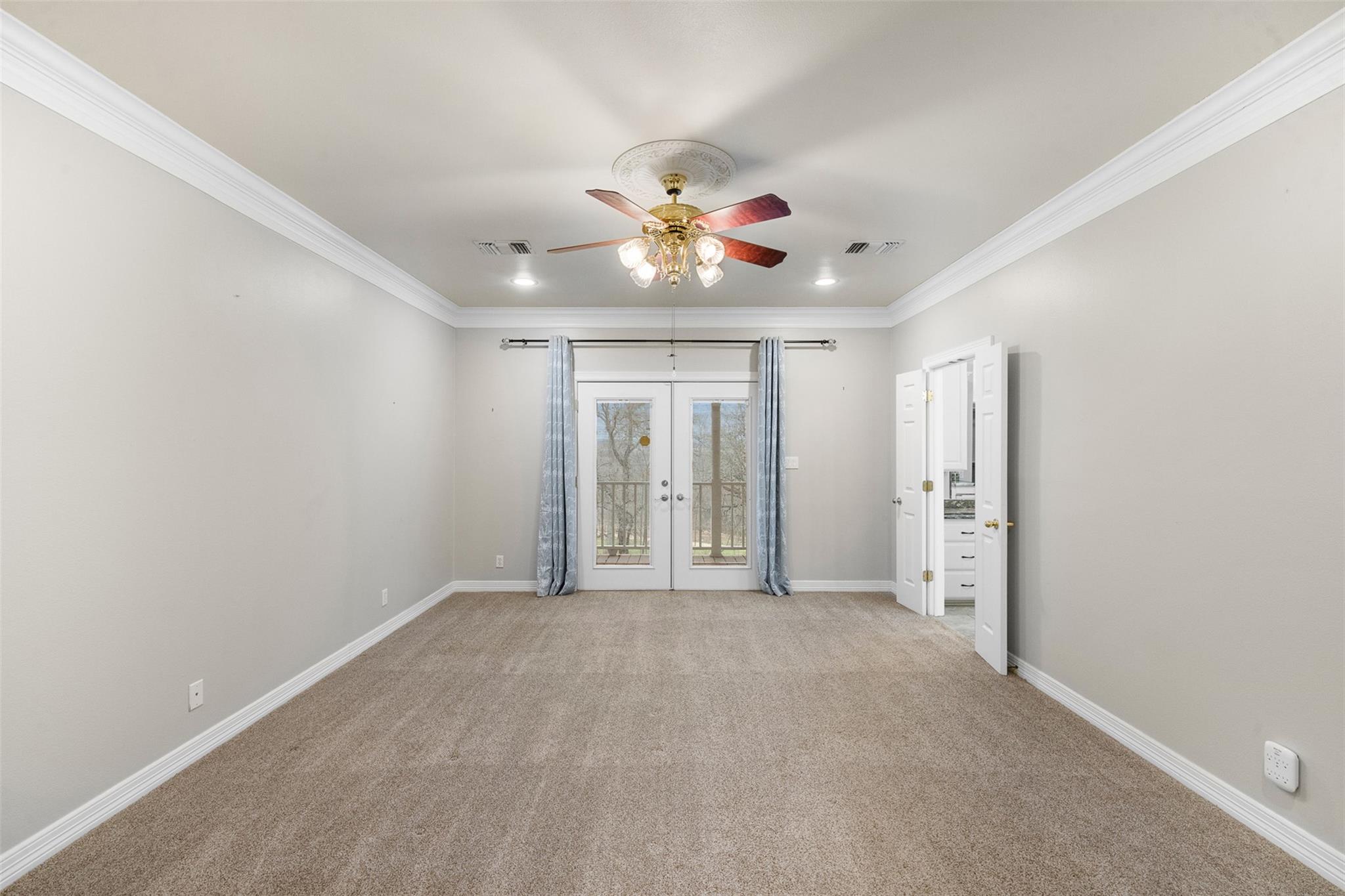 601 Country Club Ct, La Grange, TX 78945